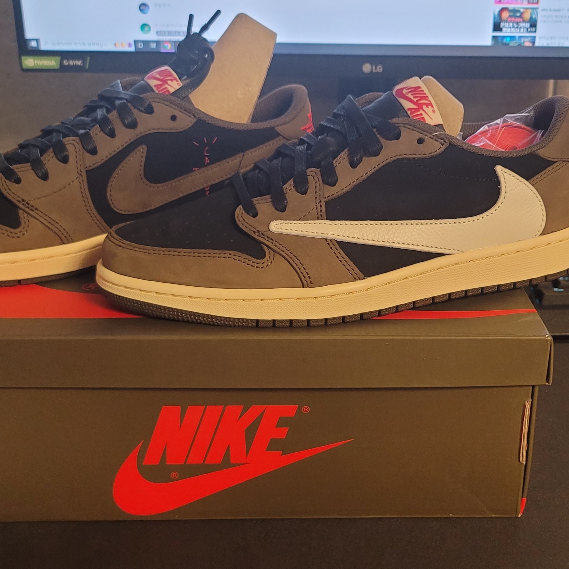 Jordan 1 x Travis Scott Retro Low OG SP Mocha 착용 스타일 - 2