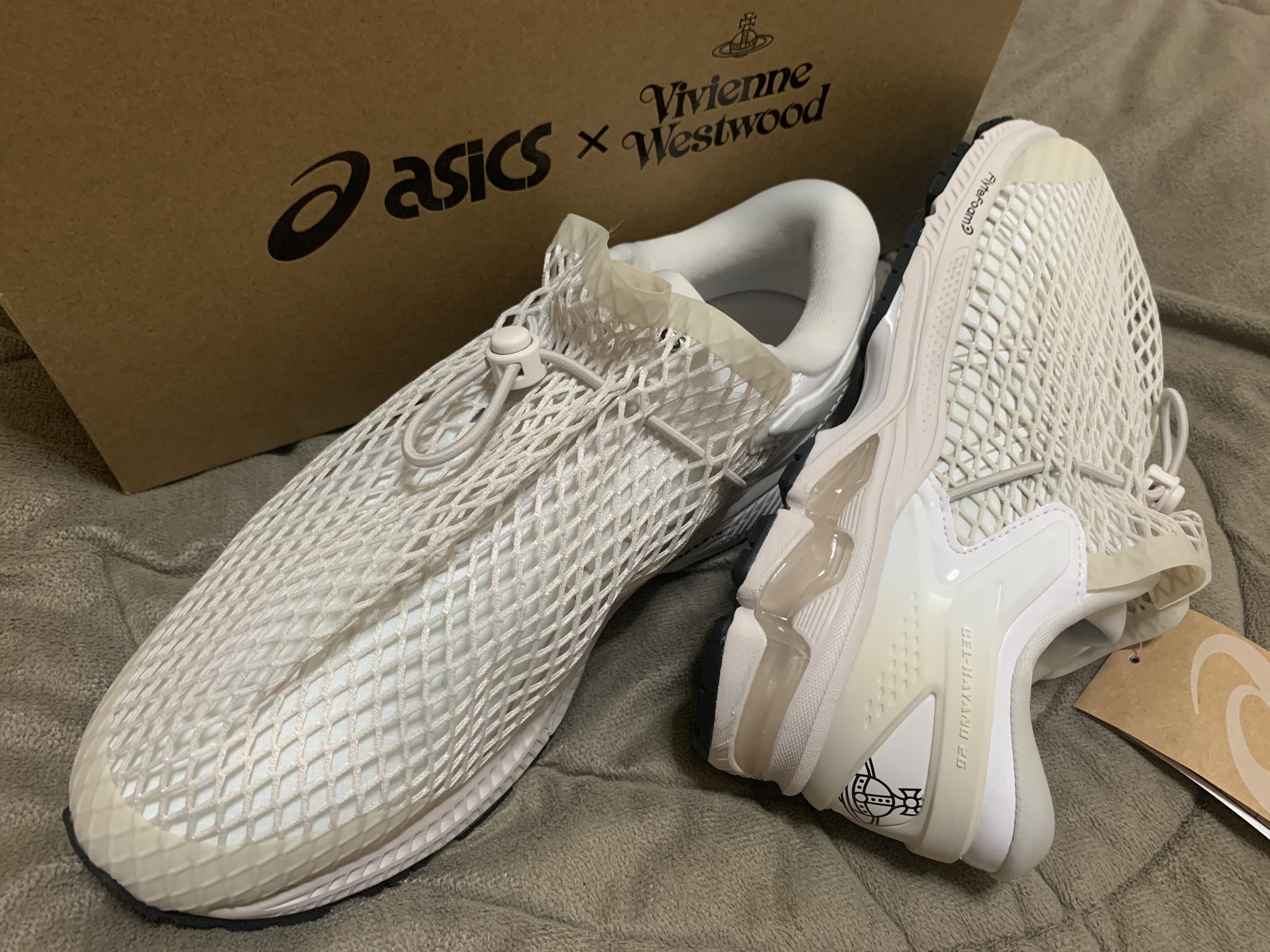 Asics x Vivienne Westwood Gel-Kayano 26 Birch White 착용 스타일