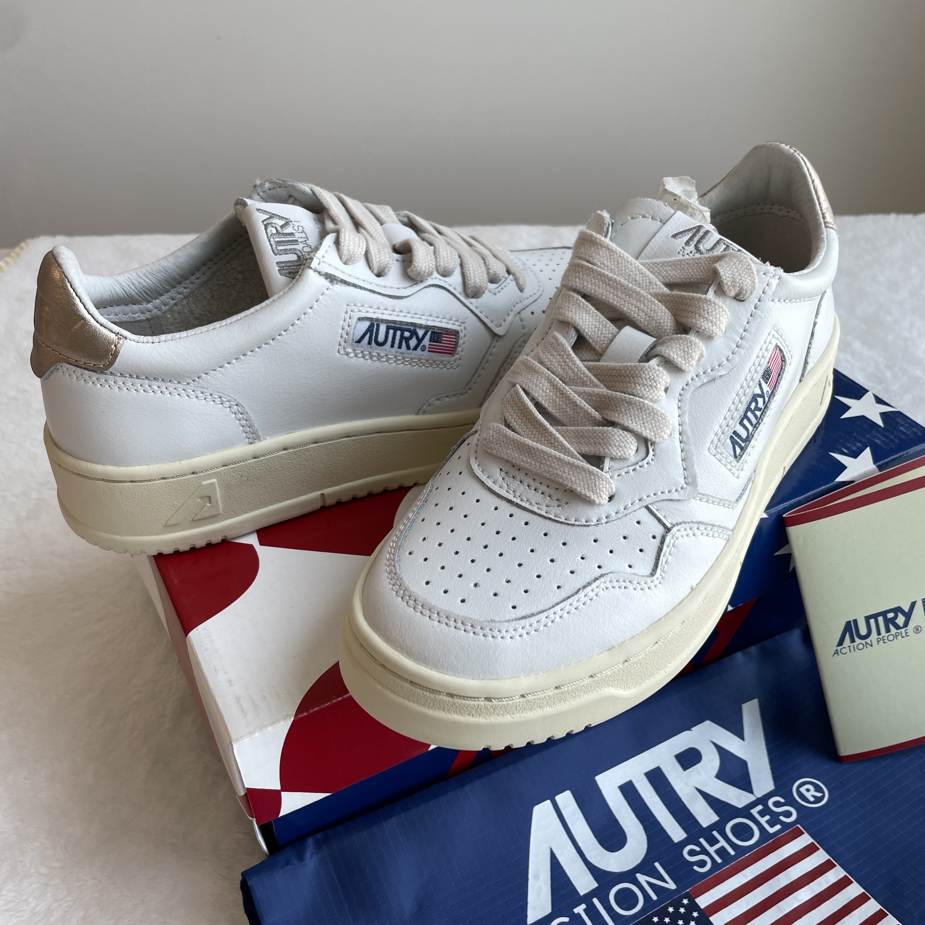(W) Autry Medalist Low Leather Sneakers White Gold 착용 스타일