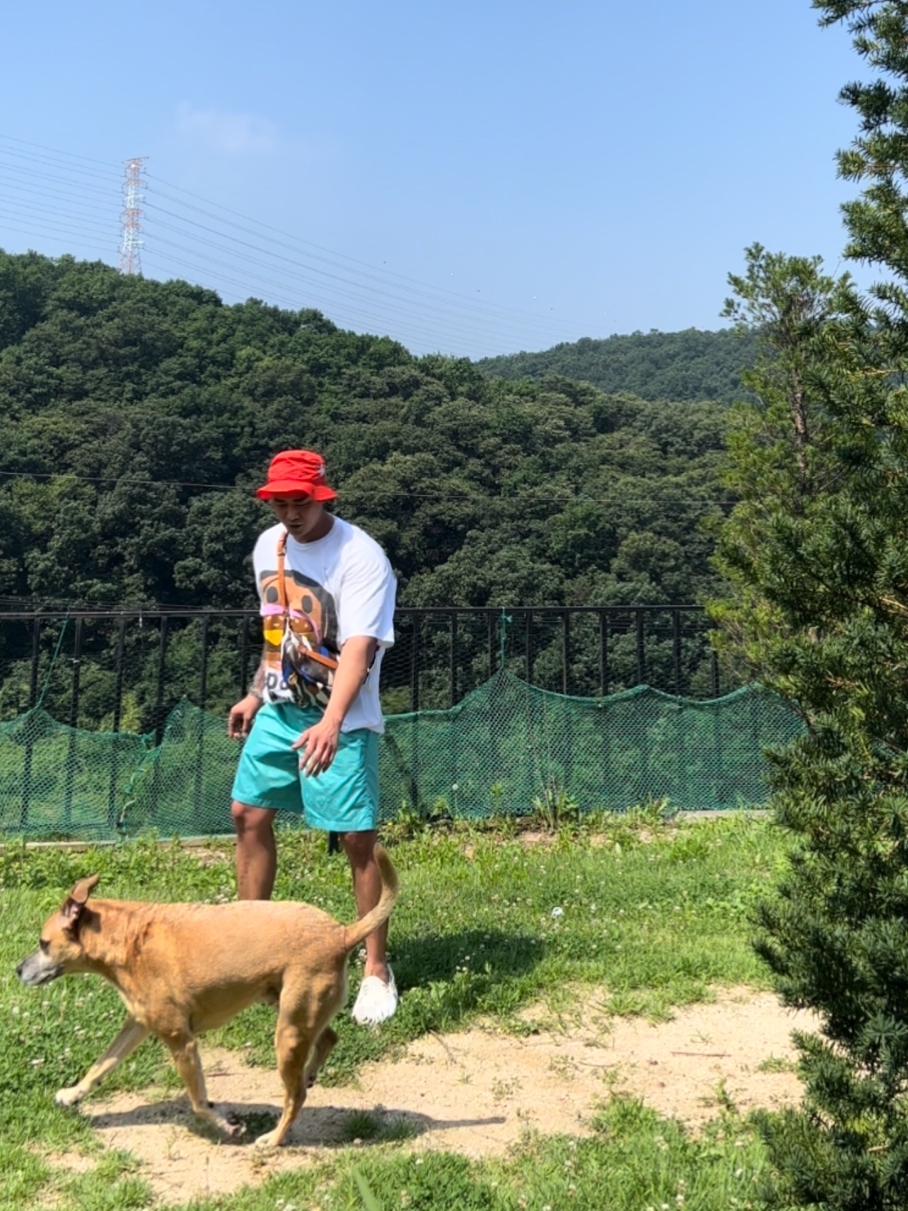 Nike x Stussy Bucket Hat Habanero Red, Crocs x Salehe Bembury Pollex Clog Stratus 착용 스타일 - 1