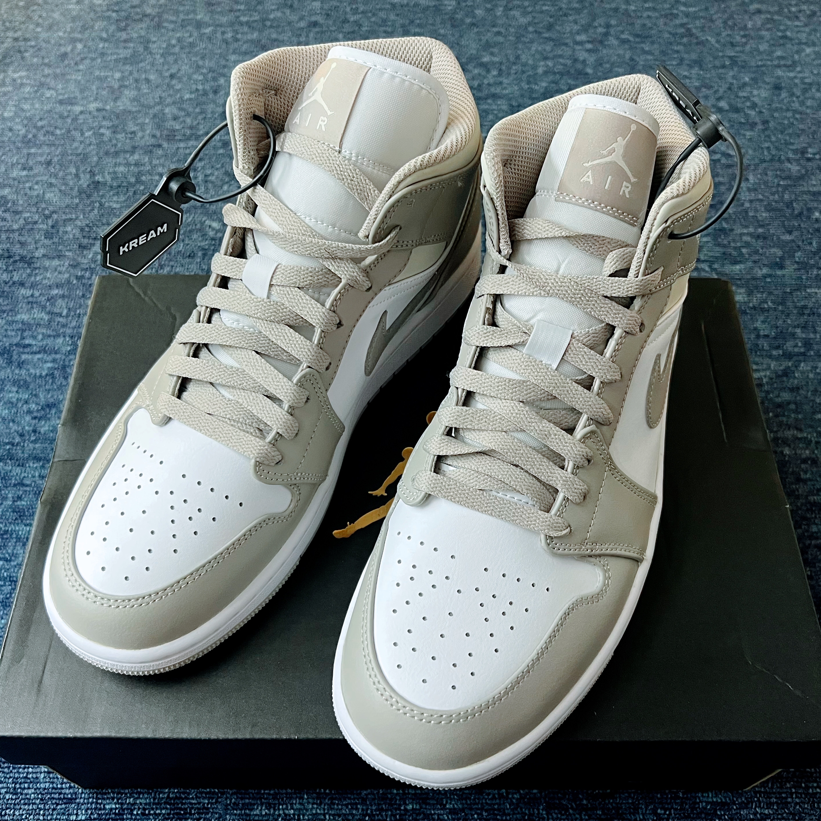 Jordan 1 Mid College Grey 착용 스타일
