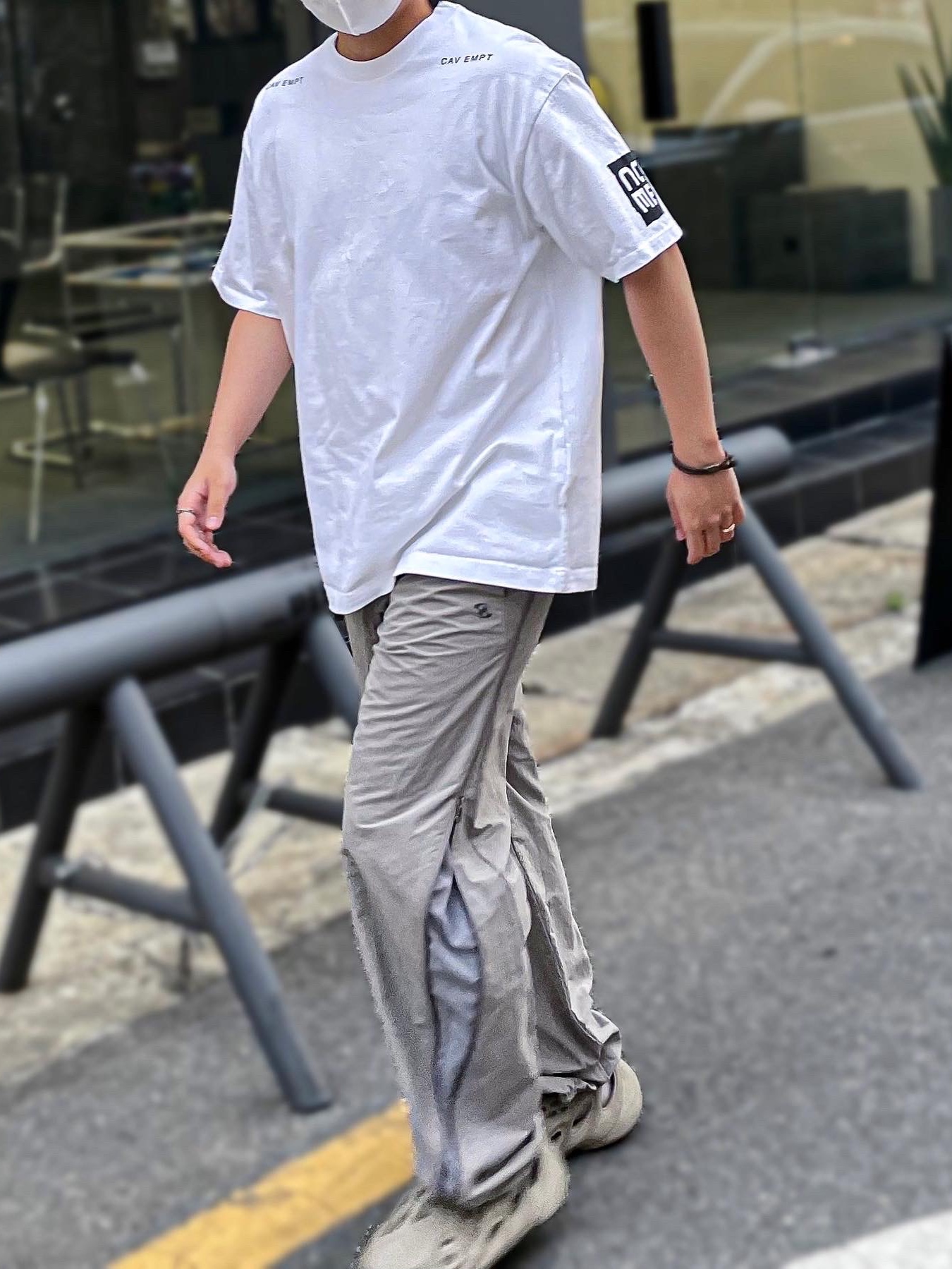 Adidas Yeezy Foam RNNR Stone Sage 착용 스타일 - 2