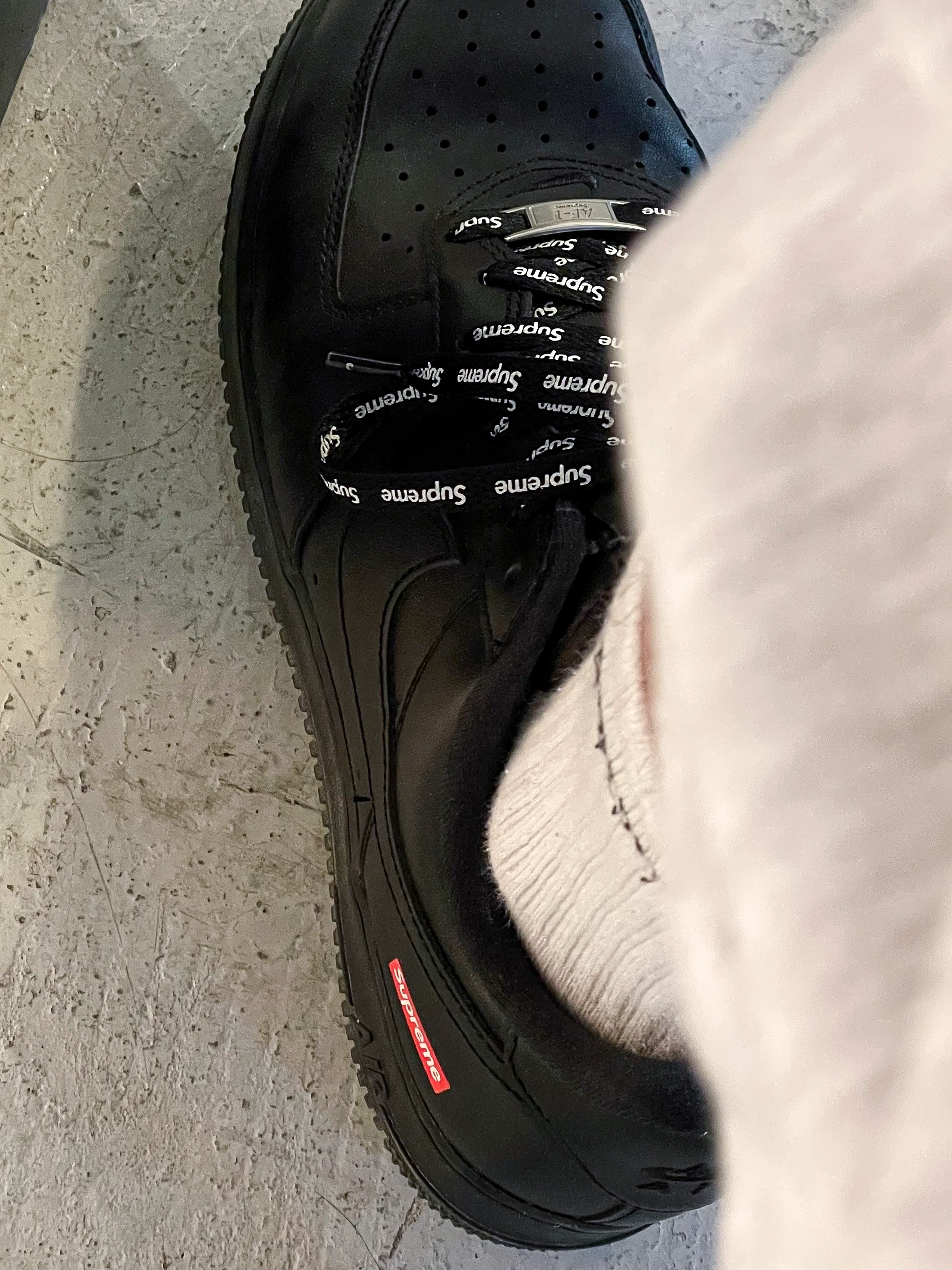 Nike x Supreme Air Force 1 Low Black 착용 스타일