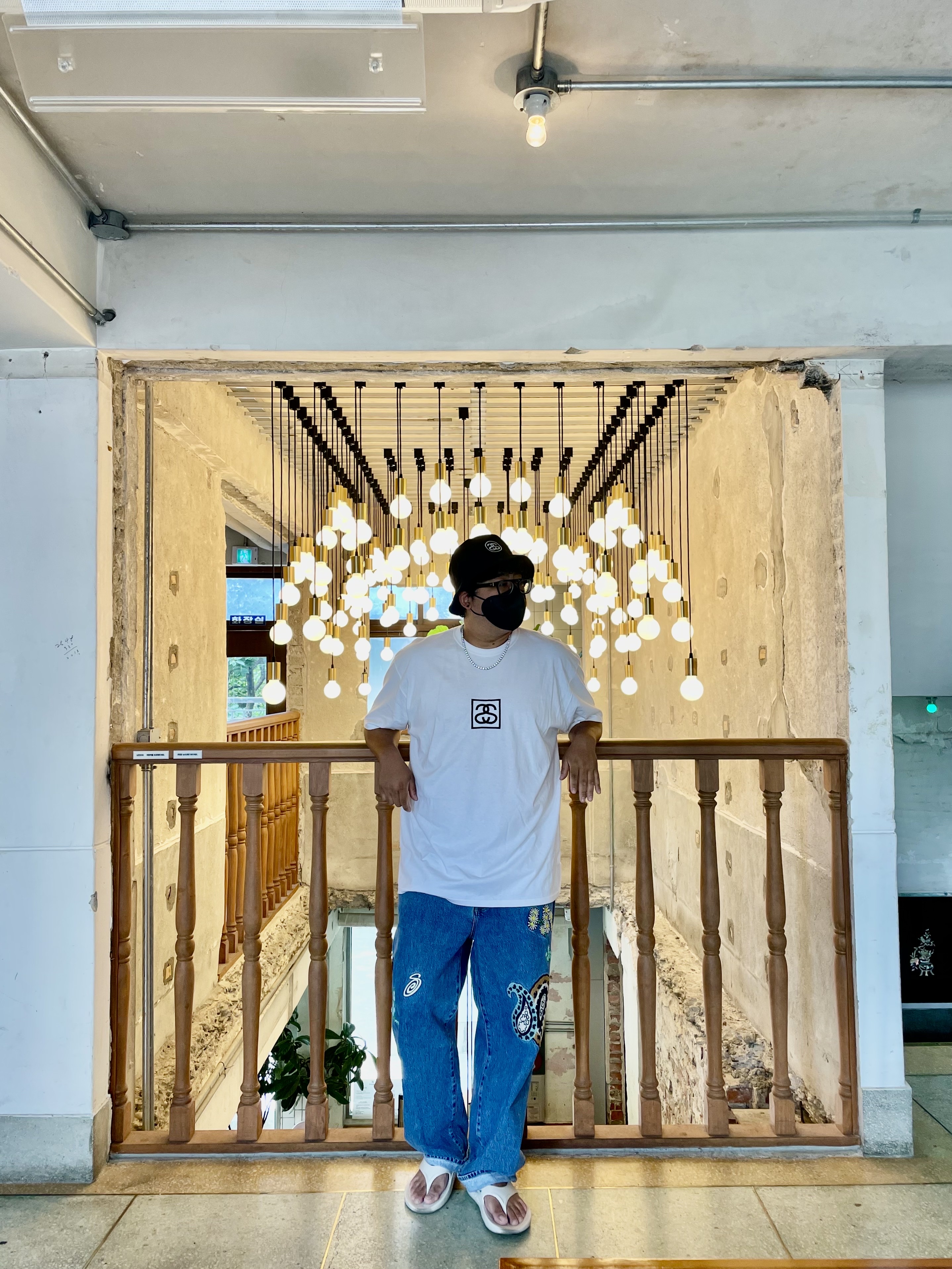 Oofos OOriginal Eggnog & Chalk, Stussy Squared T-Shirt White 착용 스타일 - 1