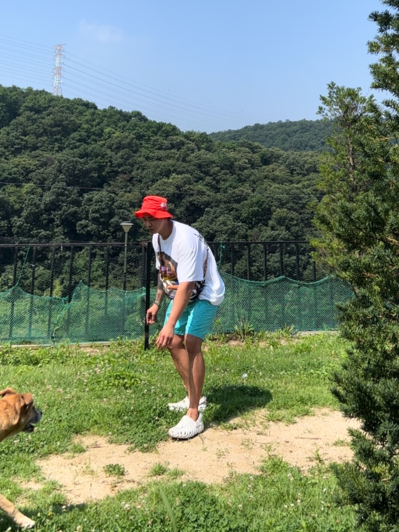 Nike x Stussy Bucket Hat Habanero Red, Crocs x Salehe Bembury Pollex Clog Stratus 착용 스타일 - 3