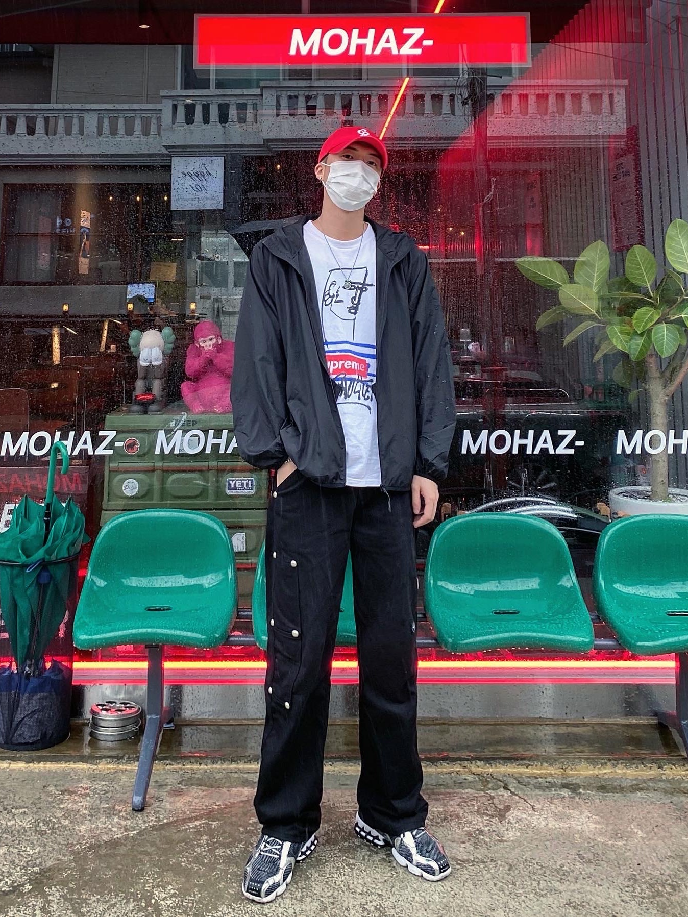 Nike x Stussy Air Zoom Spiridon Cage 2 Pure Platinum, Supreme x Jean Paul Gaultier T-Shirt White - 19SS 착용 스타일