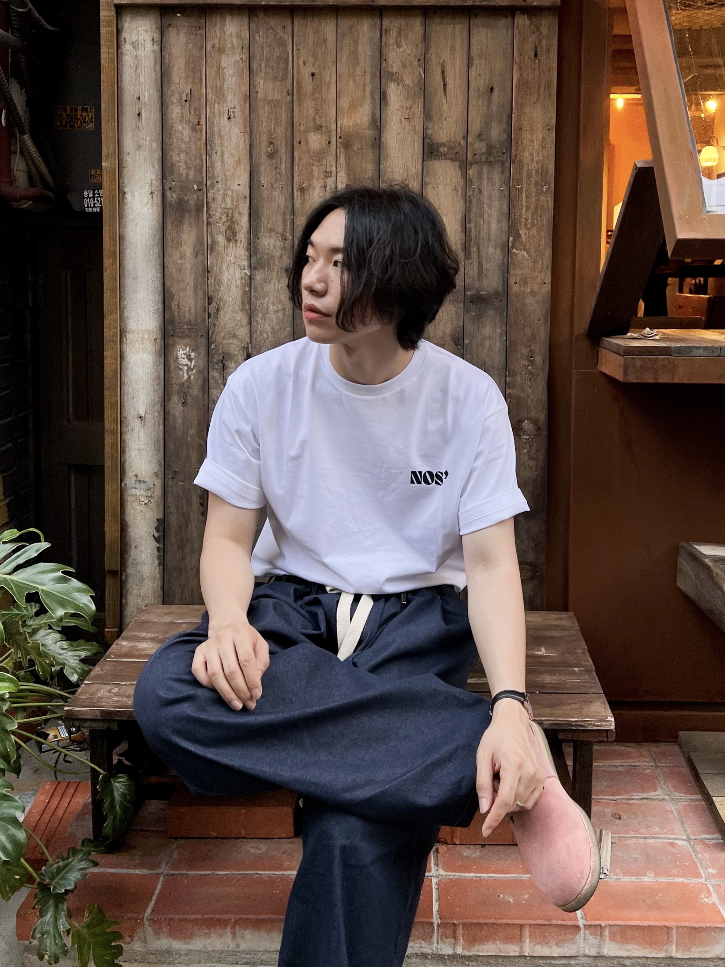 NOS7 Black Signature Logo Box Fit T-Shirt White 착용 스타일 - 3