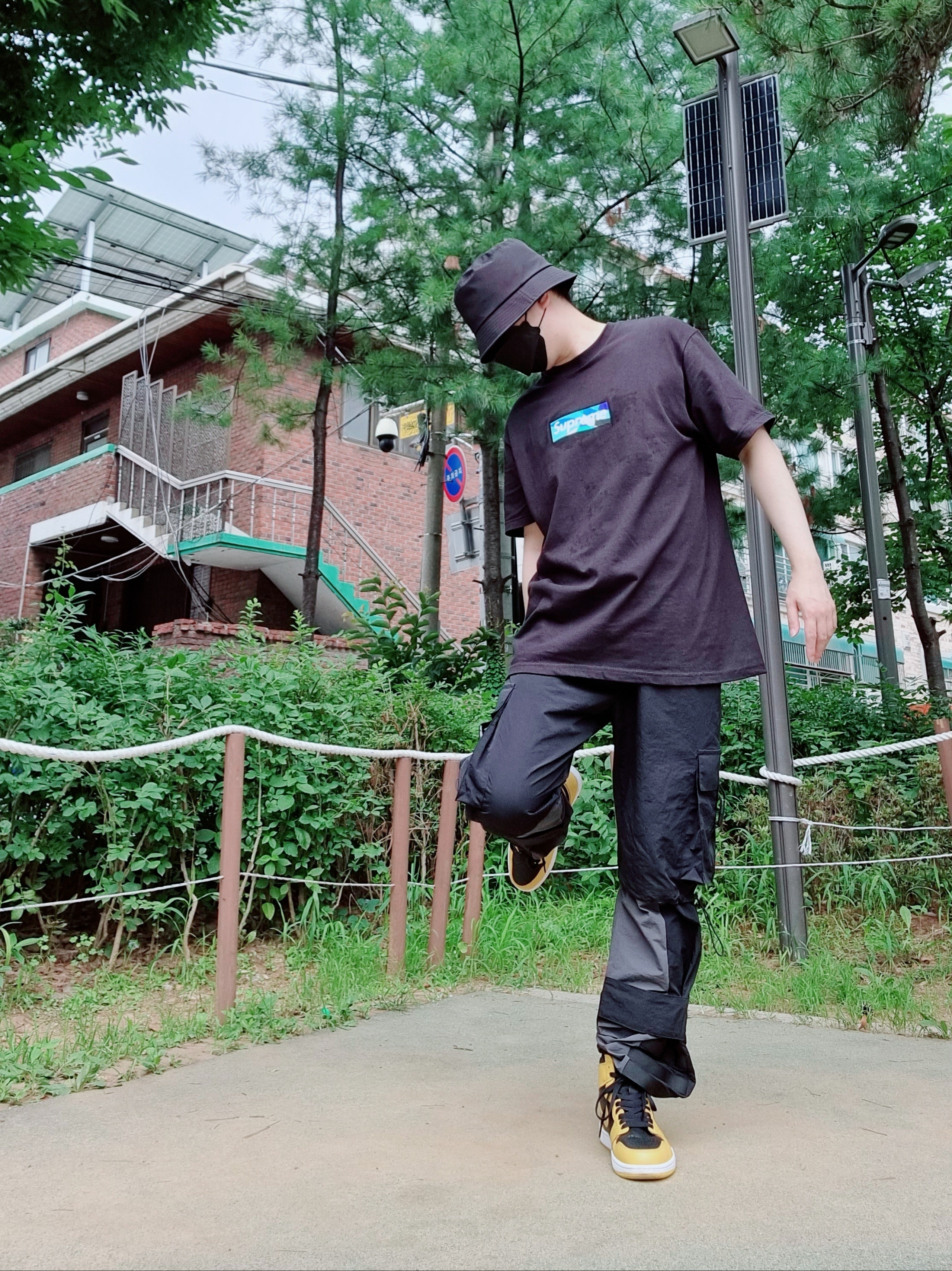 Jordan 1 Retro High OG Pollen, Supreme x Emilio Pucci Box Logo T-Shirt Black Blue - 21SS 착용 스타일 - 1