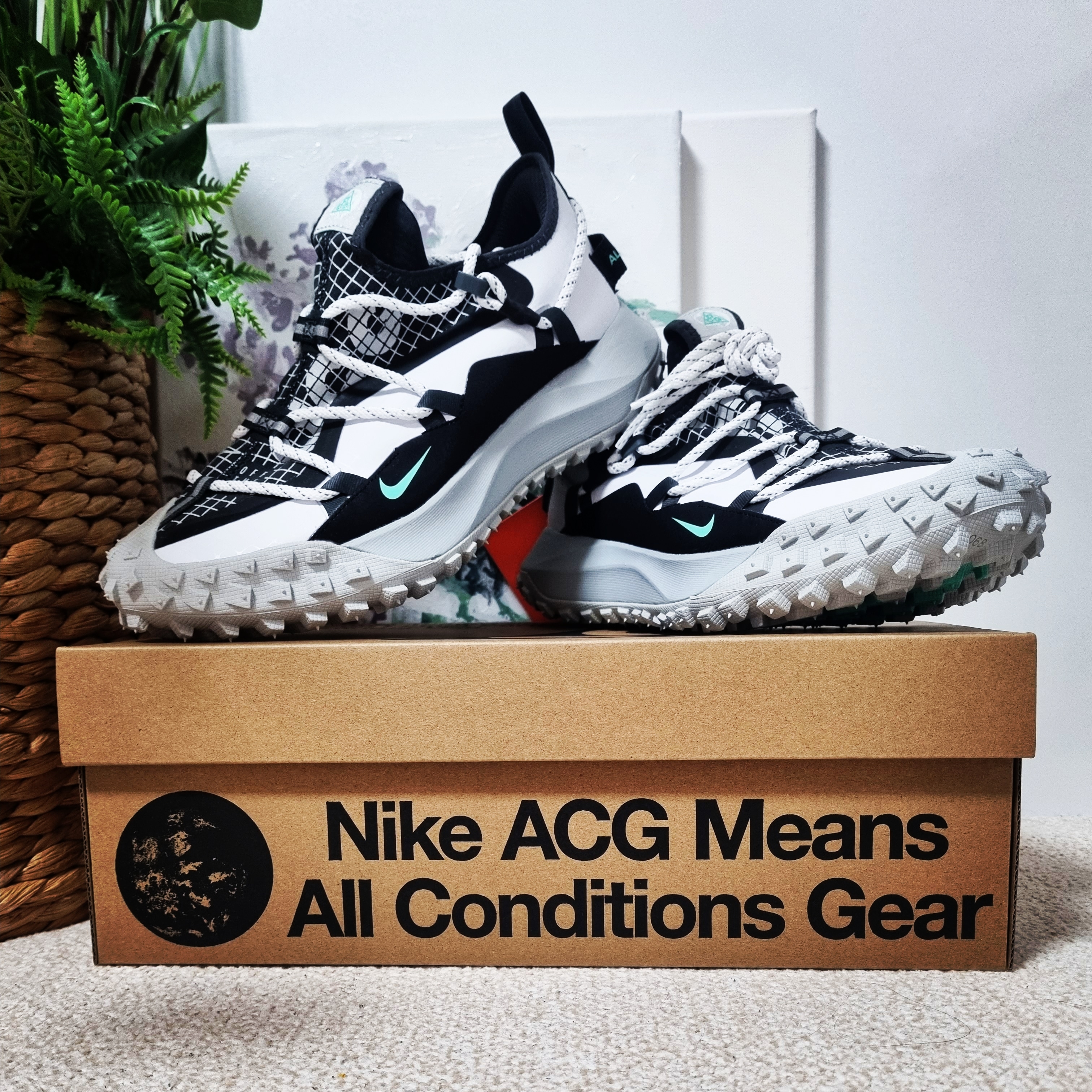 Nike ACG Mountain Fly Low SE White and Black 착용 스타일