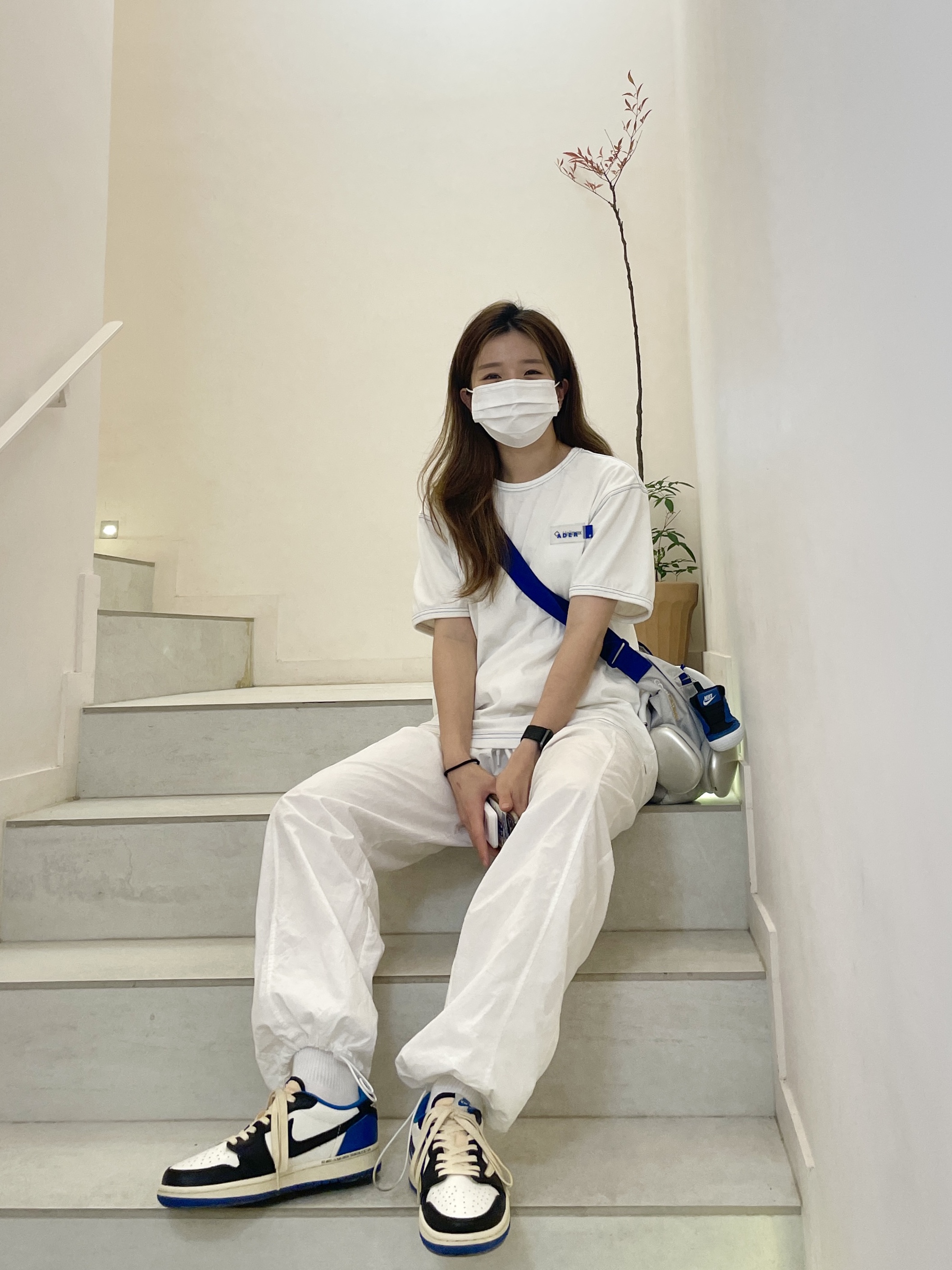 Jordan 1 x Travis Scott x Fragment Retro Low OG SP Military Blue, Ader Error x Helinox T-Shirt Off White 착용 스타일 - 1