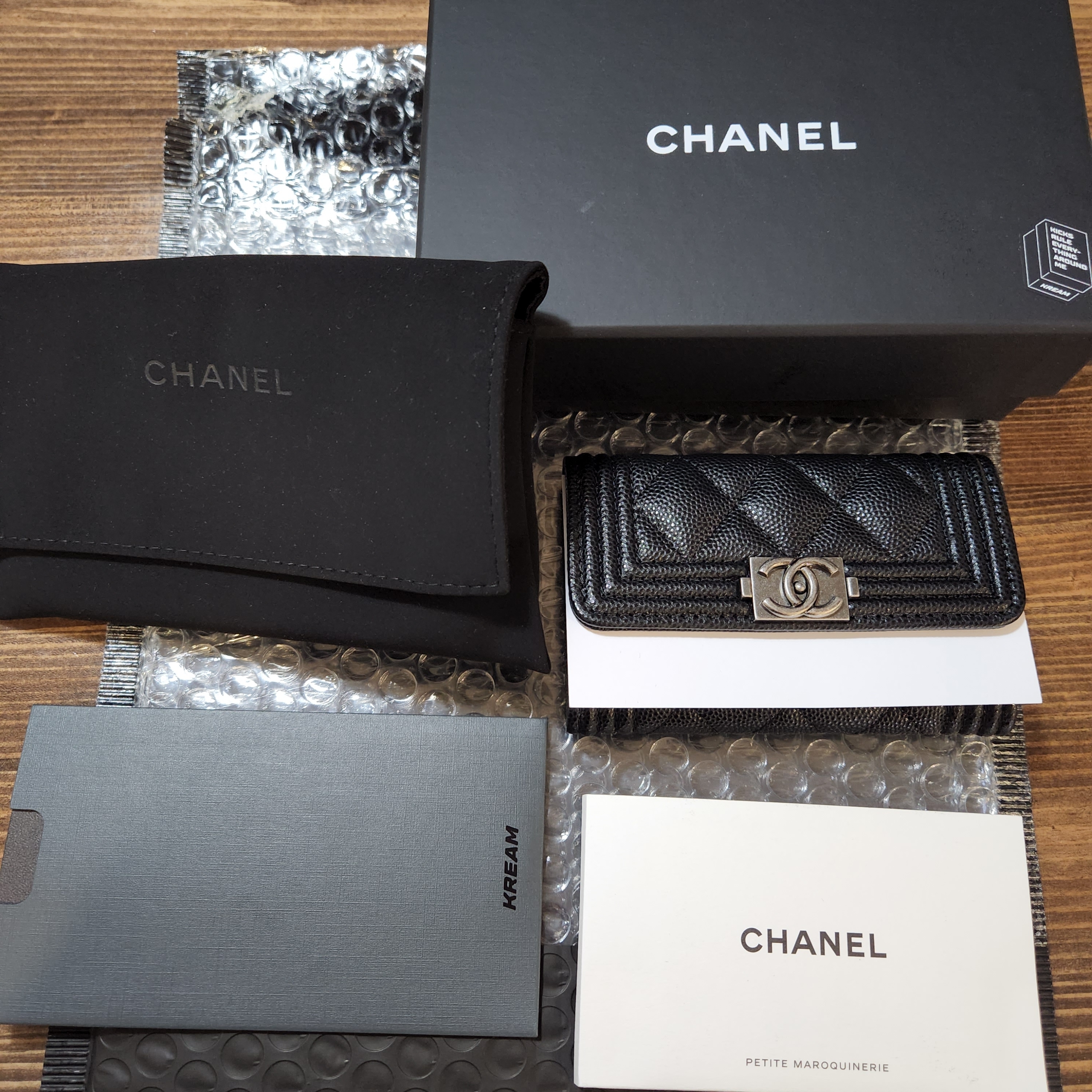 Chanel Boy Chanel Flap Card Holder Grained Calfskin & Ruthenium Black 착용 스타일