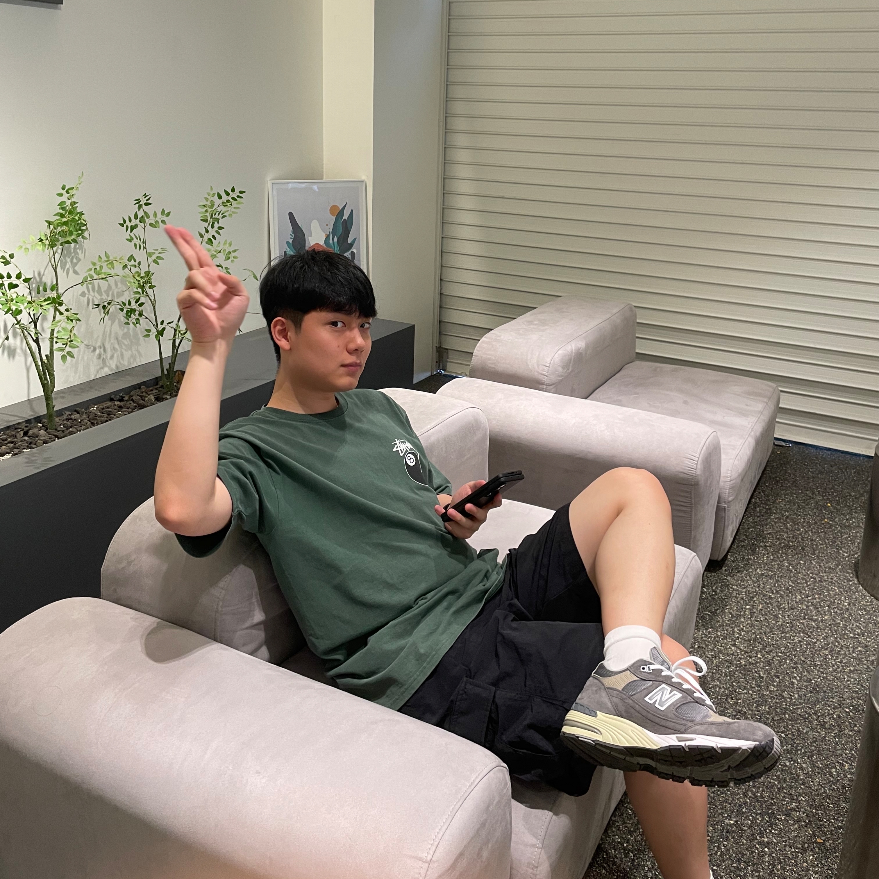 Stussy 8 Ball Pigment Dyed T-Shirt Pine - 21FW, New Balance 991 Made in UK 40th Anniversary Grey 착용 스타일 - 1