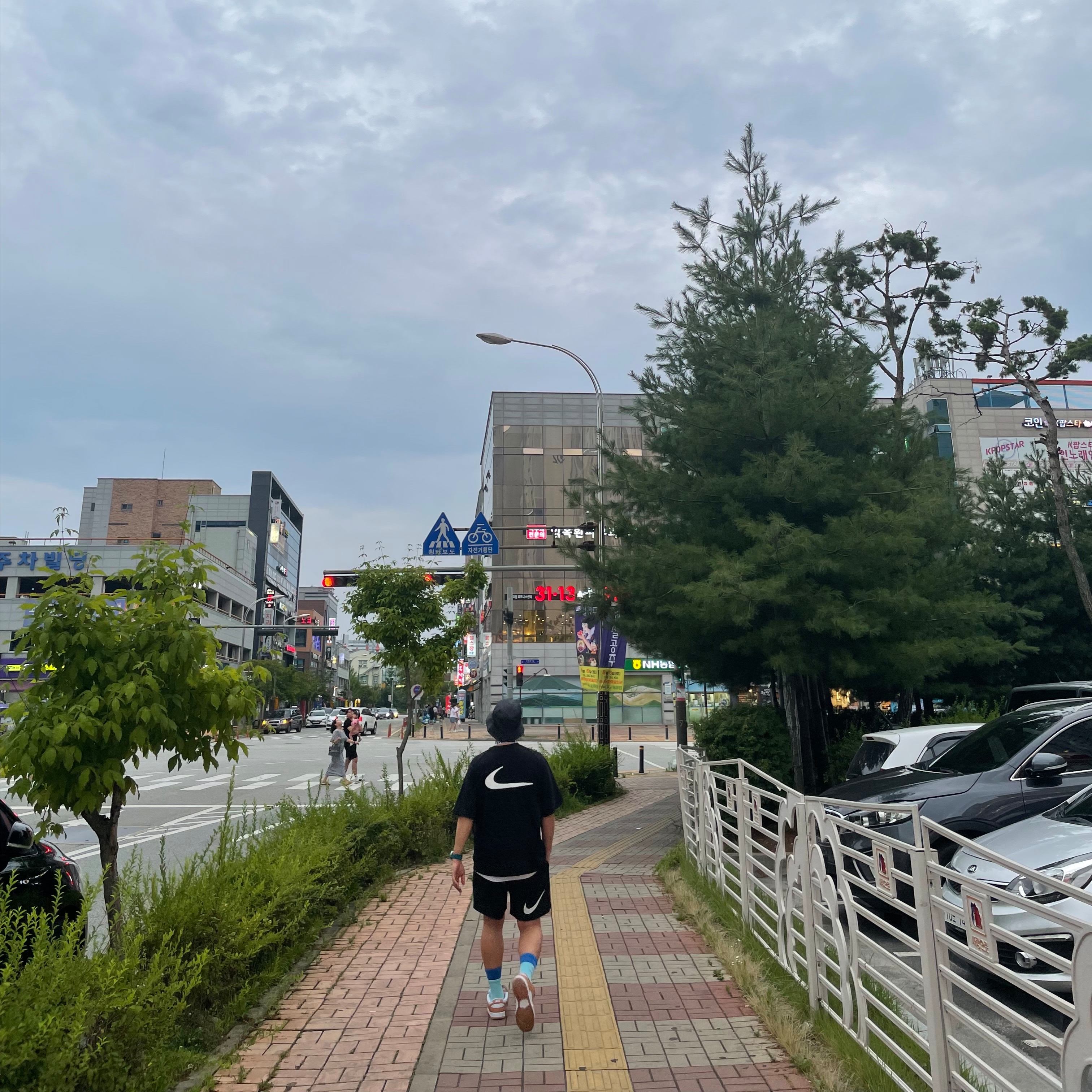 Nike x Stussy Water Shorts Off Noir, Nike x Off-White NRG Short Sleeve T-Shirt Black 착용 스타일