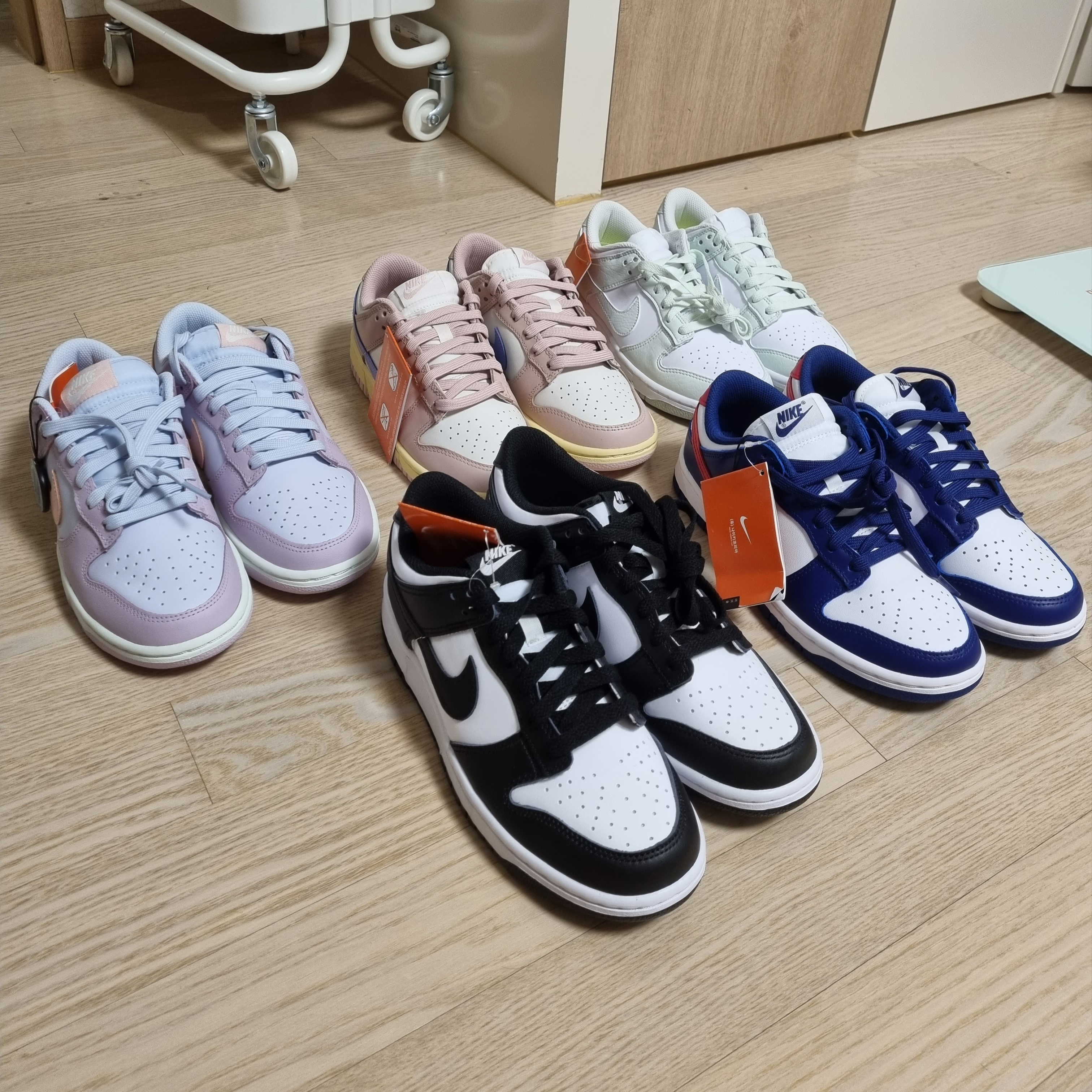(GS) Nike Dunk Low Black, (W) Nike Dunk Low White and University Red 착용 스타일 - 1