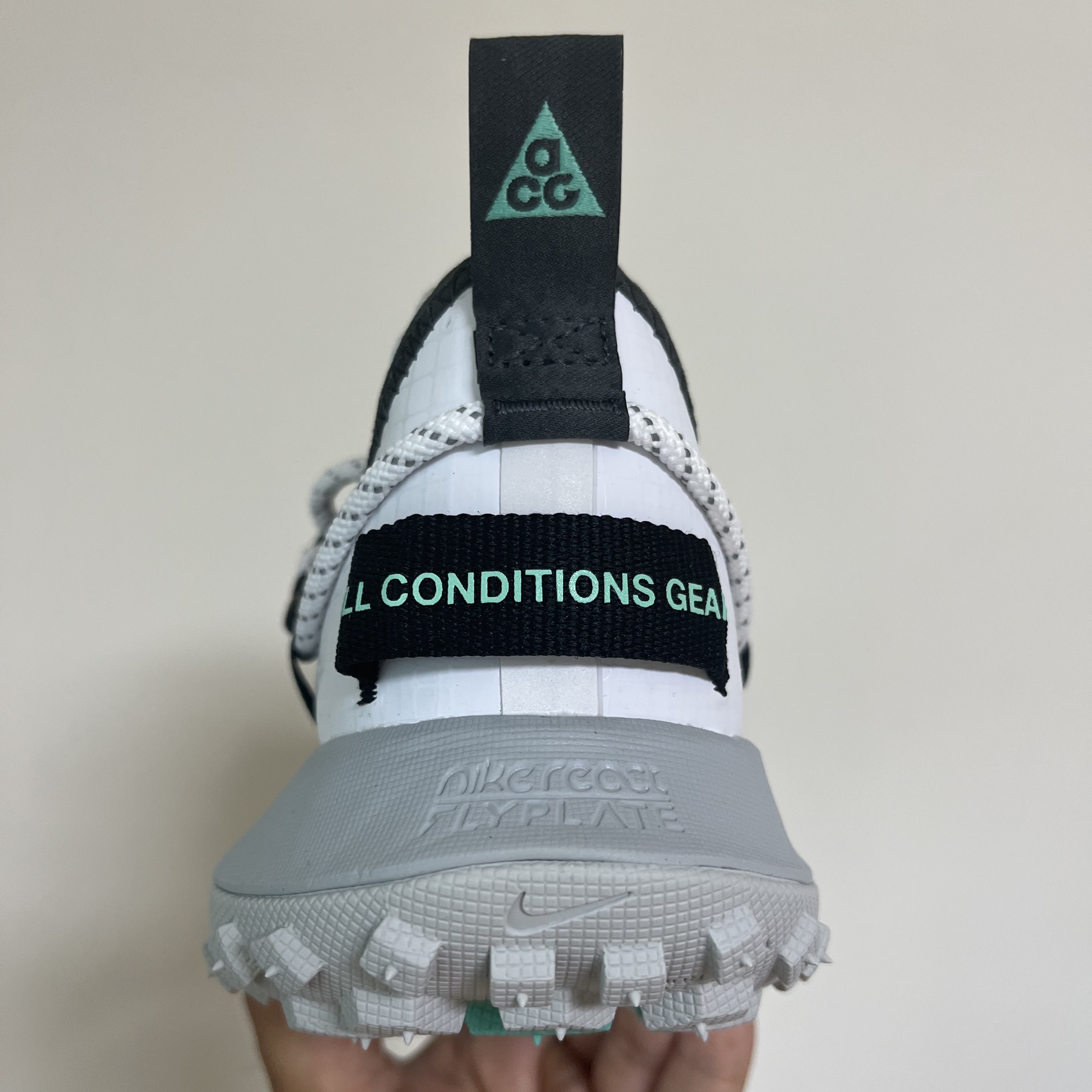 Nike ACG Mountain Fly Low SE White and Black 착용 스타일 - 2