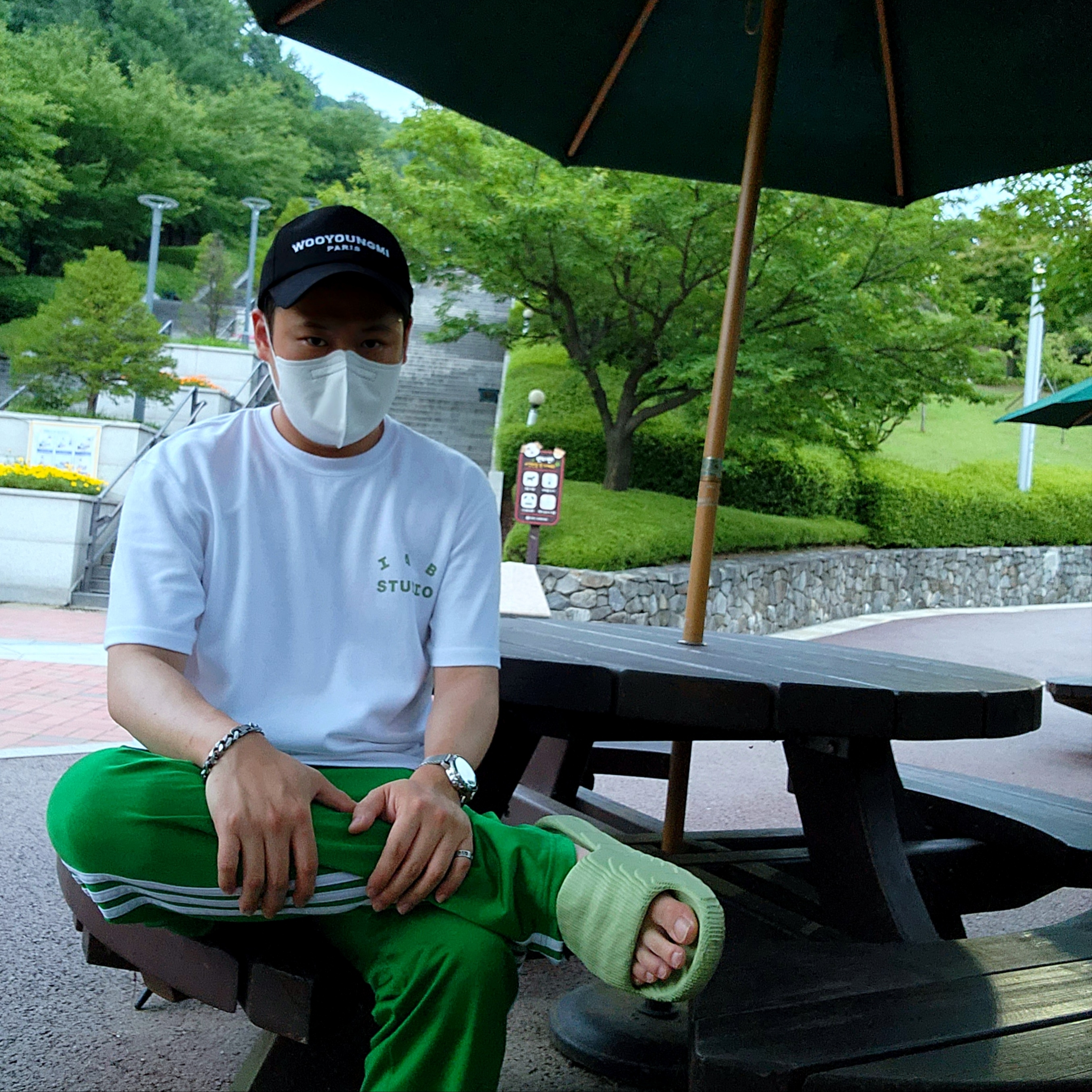 Adidas Adilette 22 Magic Lime 착용 스타일
