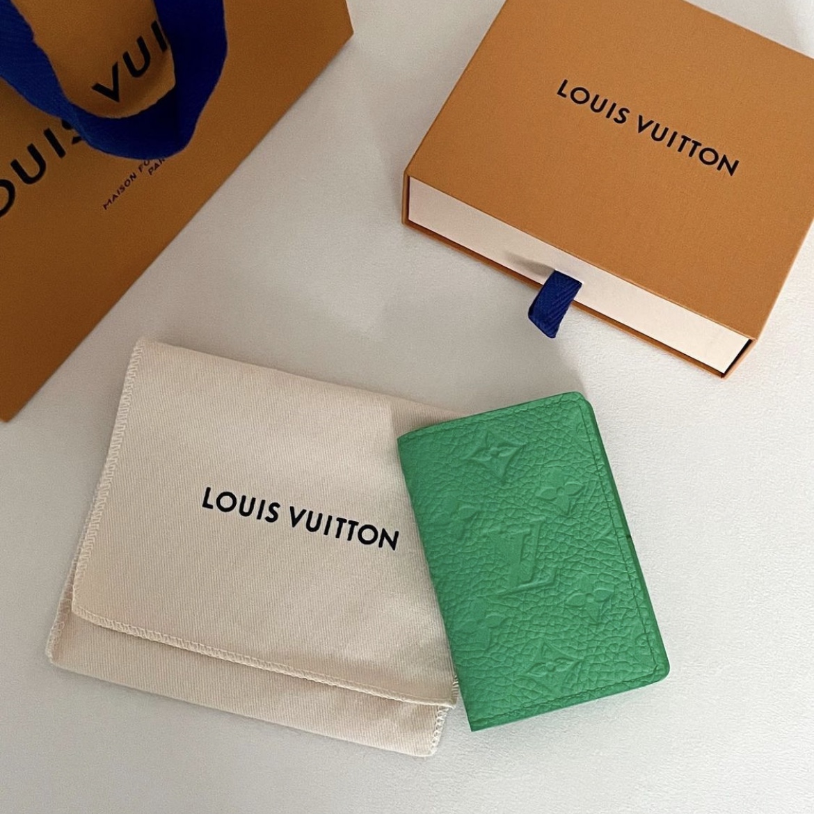 Louis Vuitton Pocket Organizer Minty Green 착용 스타일 - 2