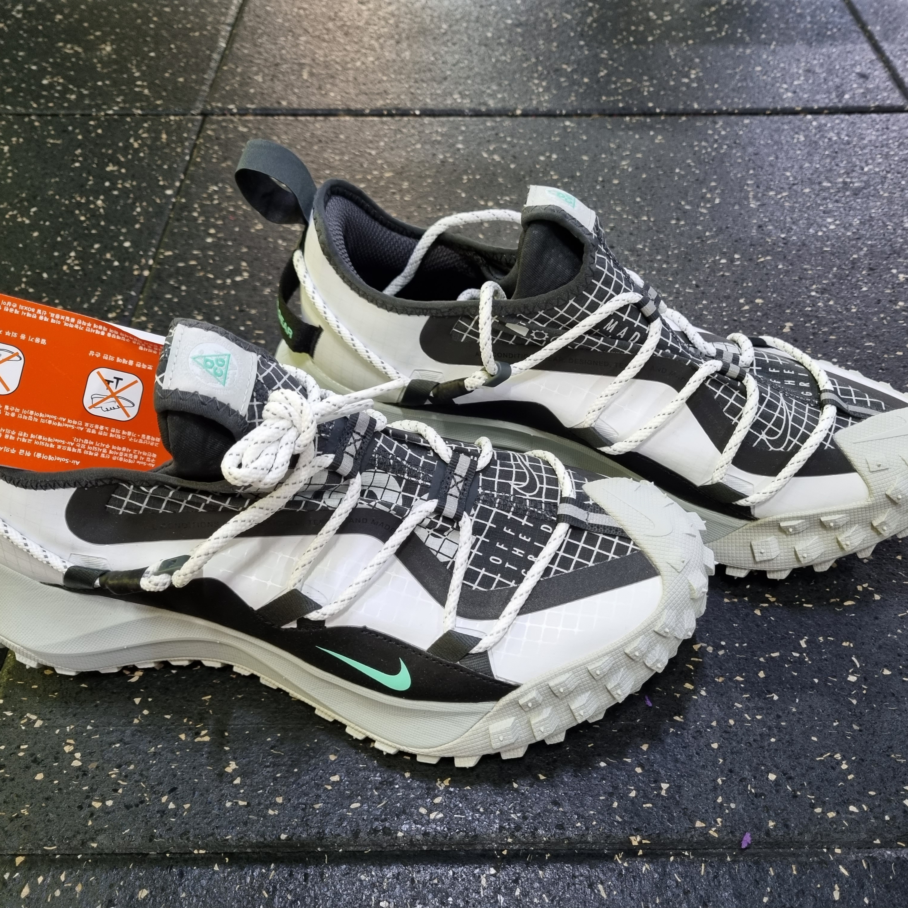 Nike ACG Mountain Fly Low SE White and Black 착용 스타일 - 1