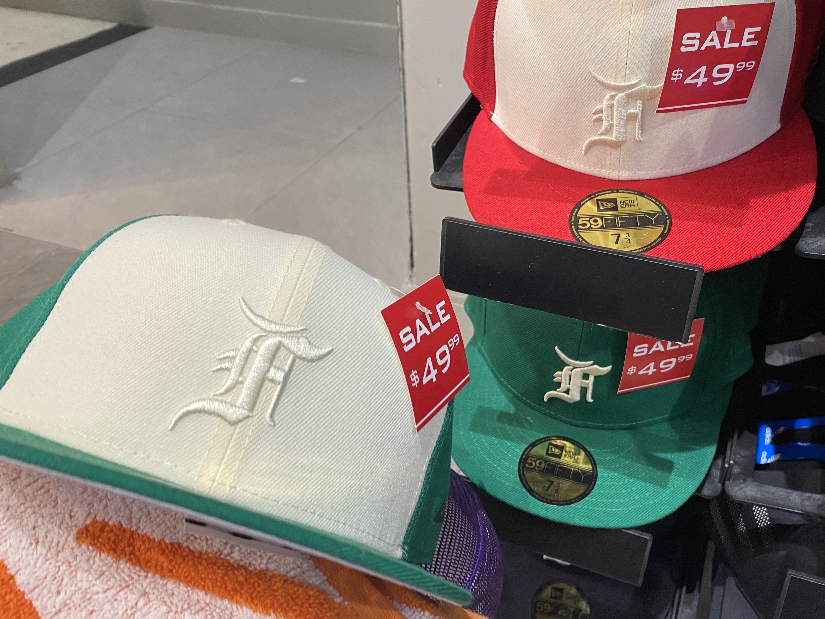 Essentials x New Era Sized Cap Kelly Green 착용 스타일 - 1