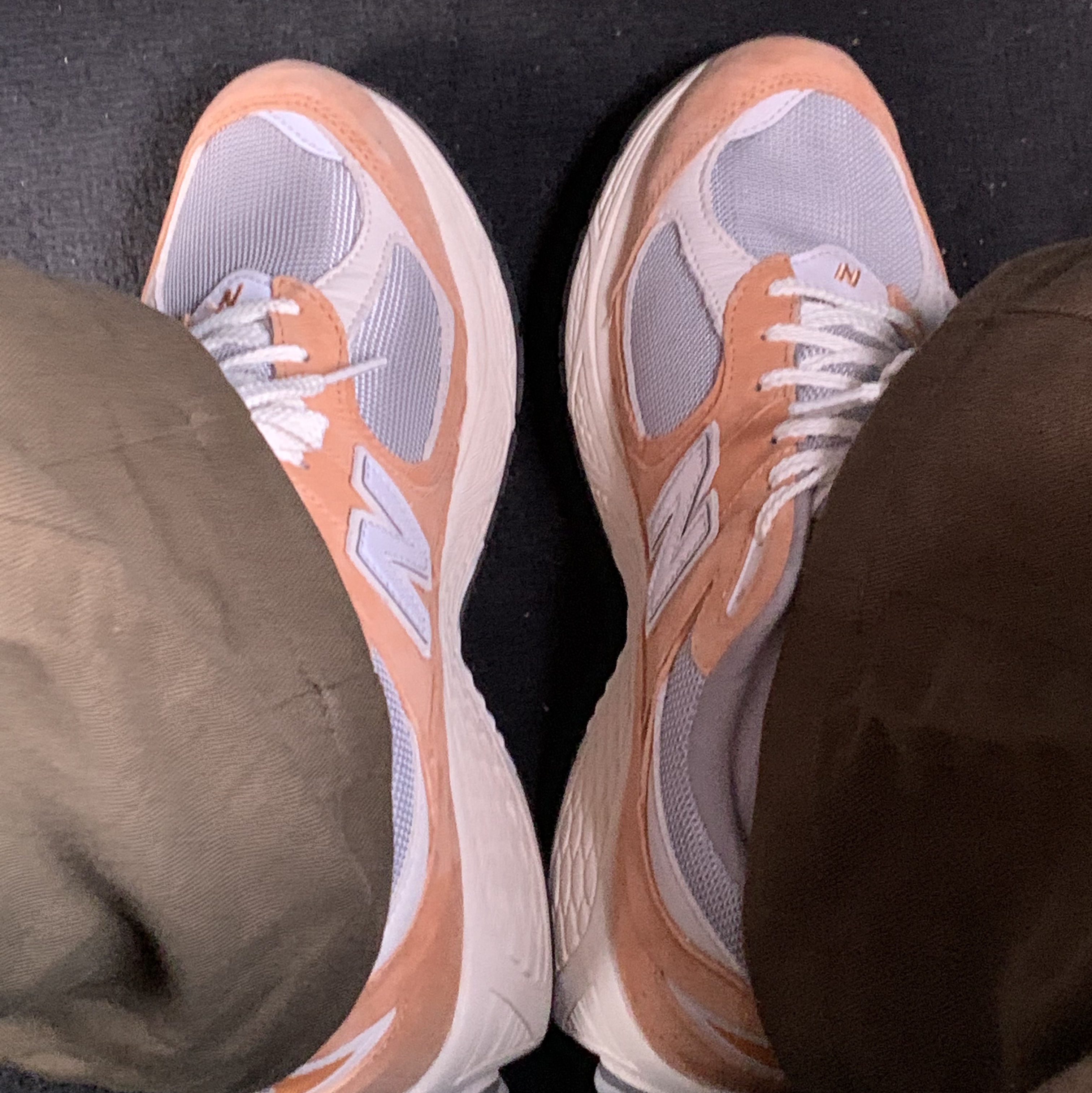 New Balance 2002R Special Vintage Beige 착용 스타일 - 2