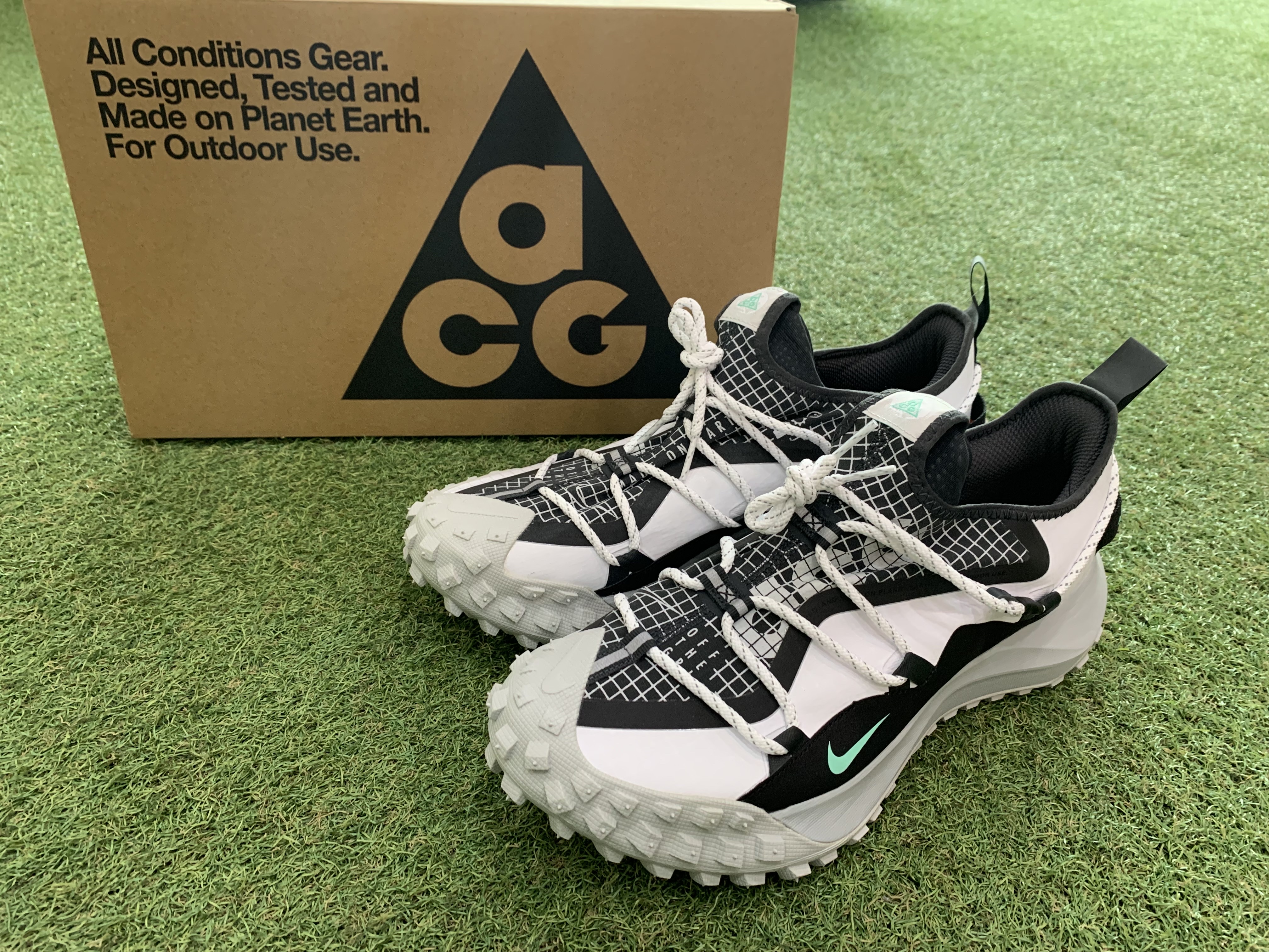 Nike ACG Mountain Fly Low SE White and Black 착용 스타일 - 1