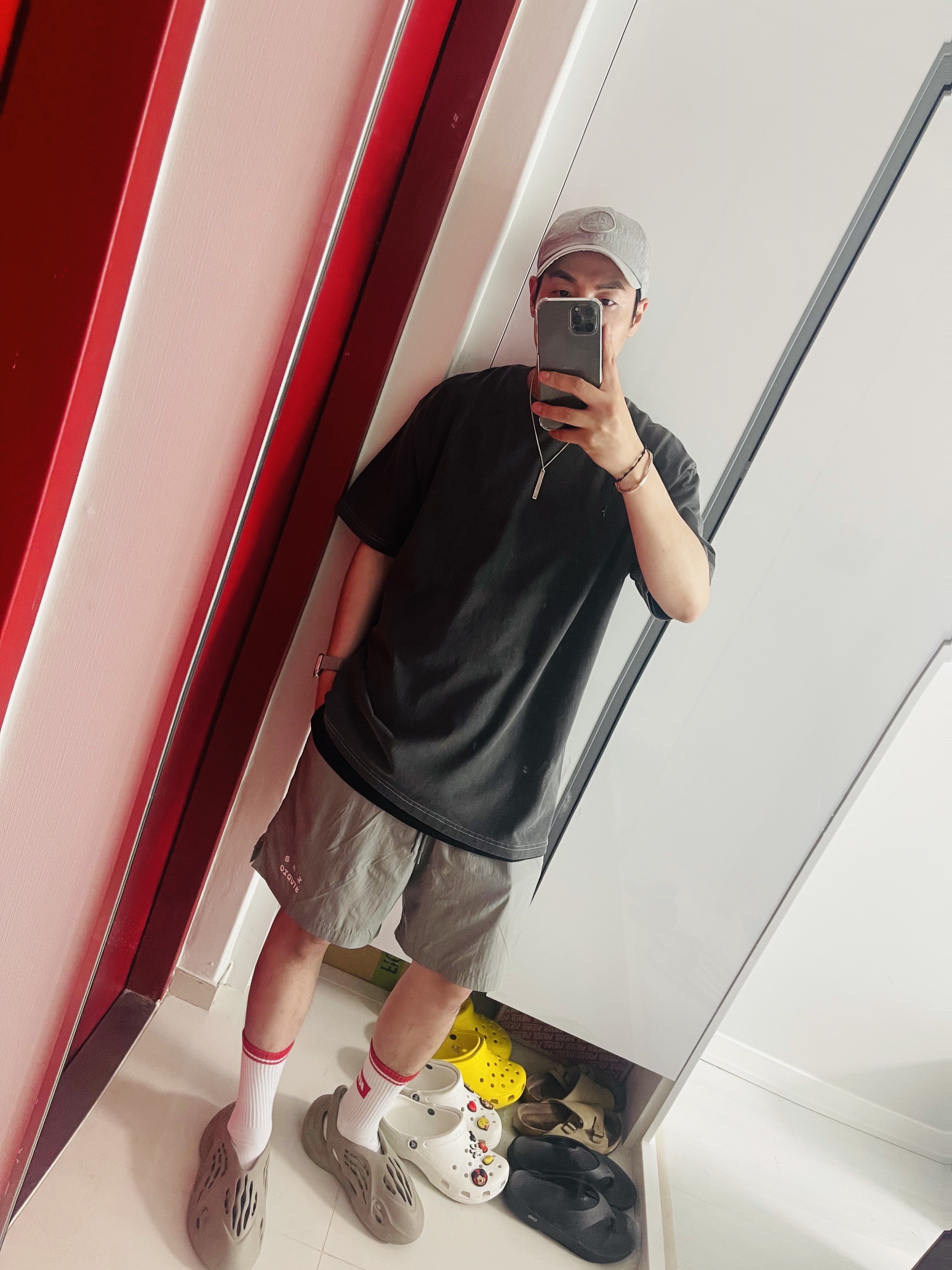 IAB Studio Pigment T-Shirt Black, IAB Studio Woven Shorts Gray 착용 스타일