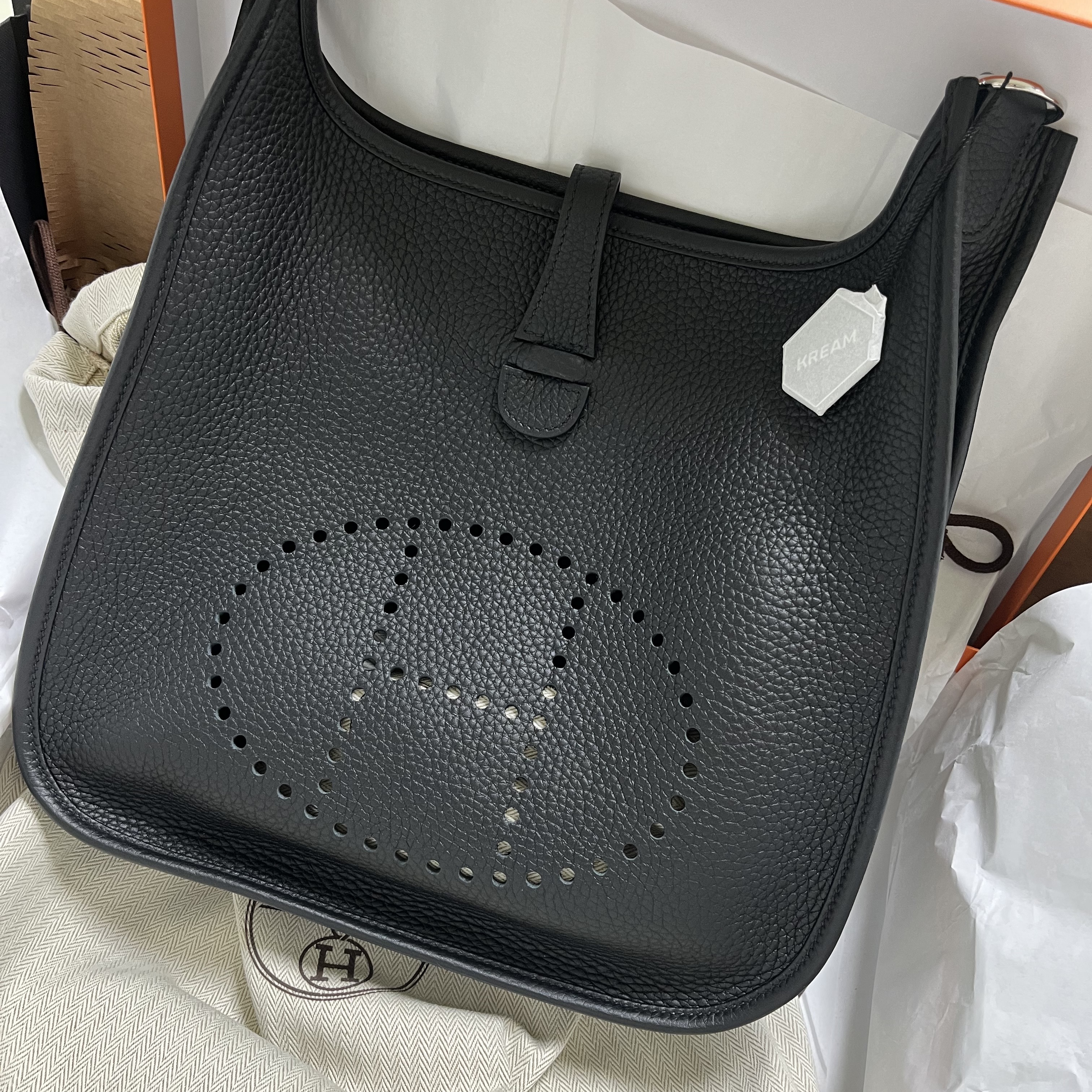 Hermes Evelyne III 29 Bag Clemence & Palladium Noir 착용 스타일 - 1