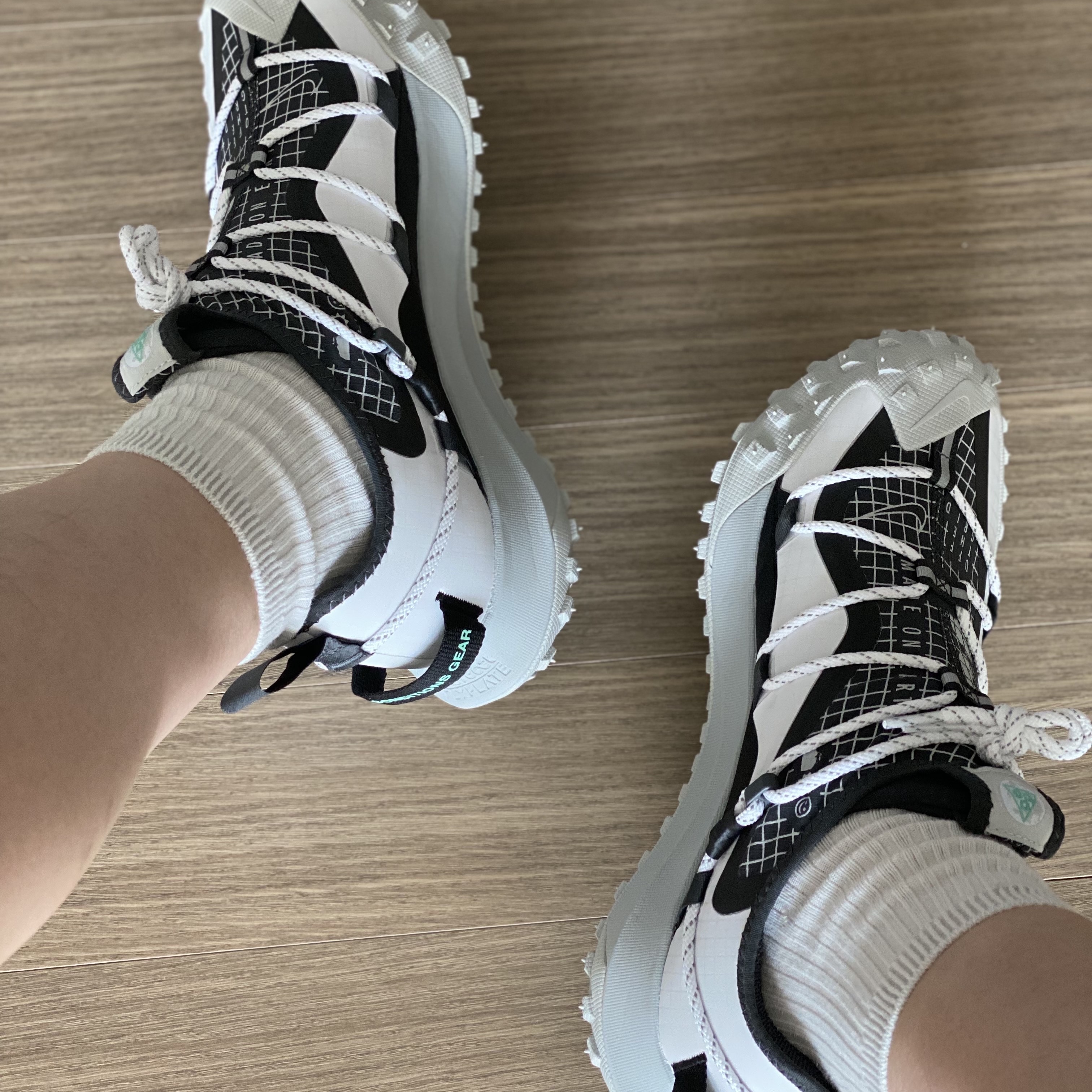 Nike ACG Mountain Fly Low SE White and Black 착용 스타일
