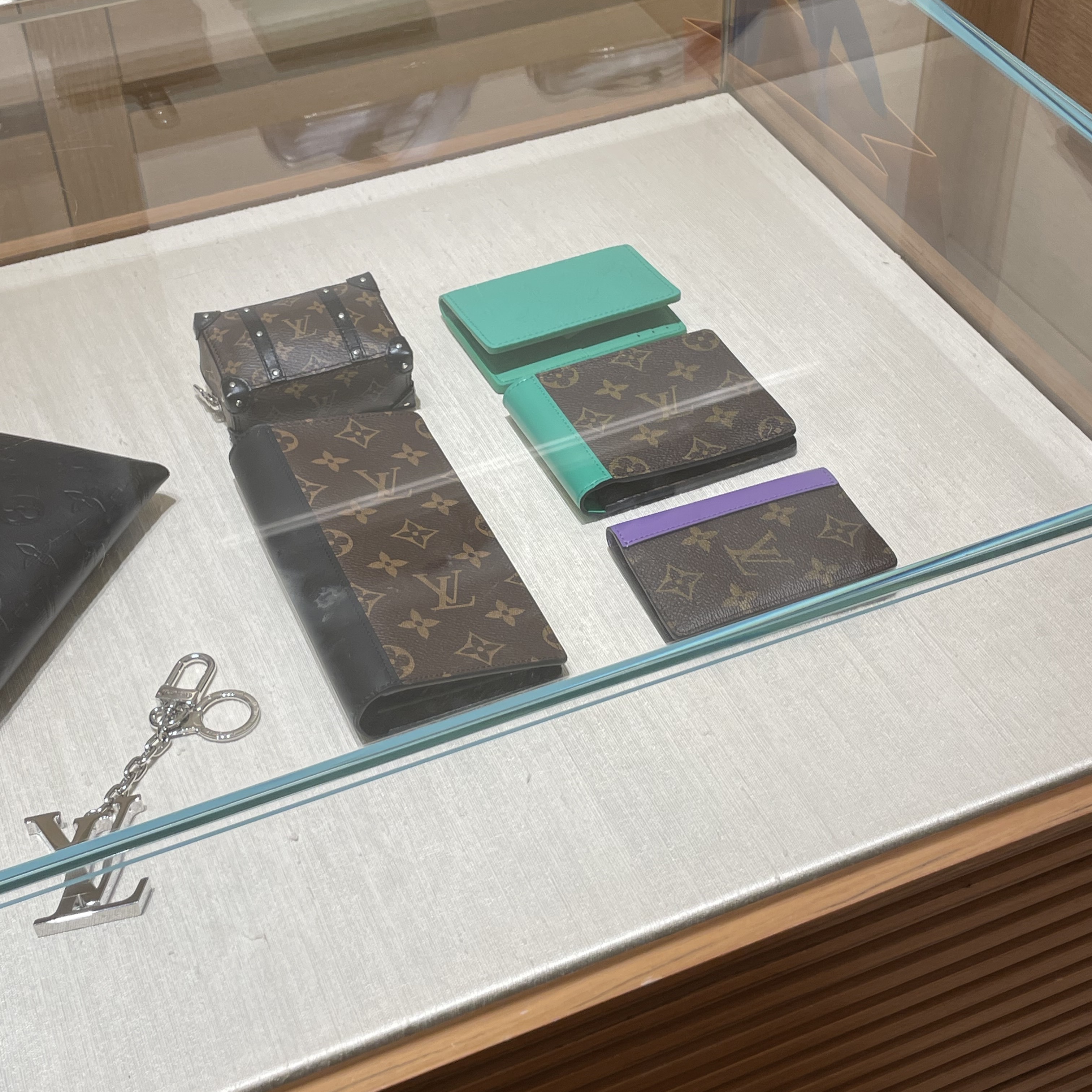 Louis Vuitton Pocket Organizer Minty Green 착용 스타일 - 1