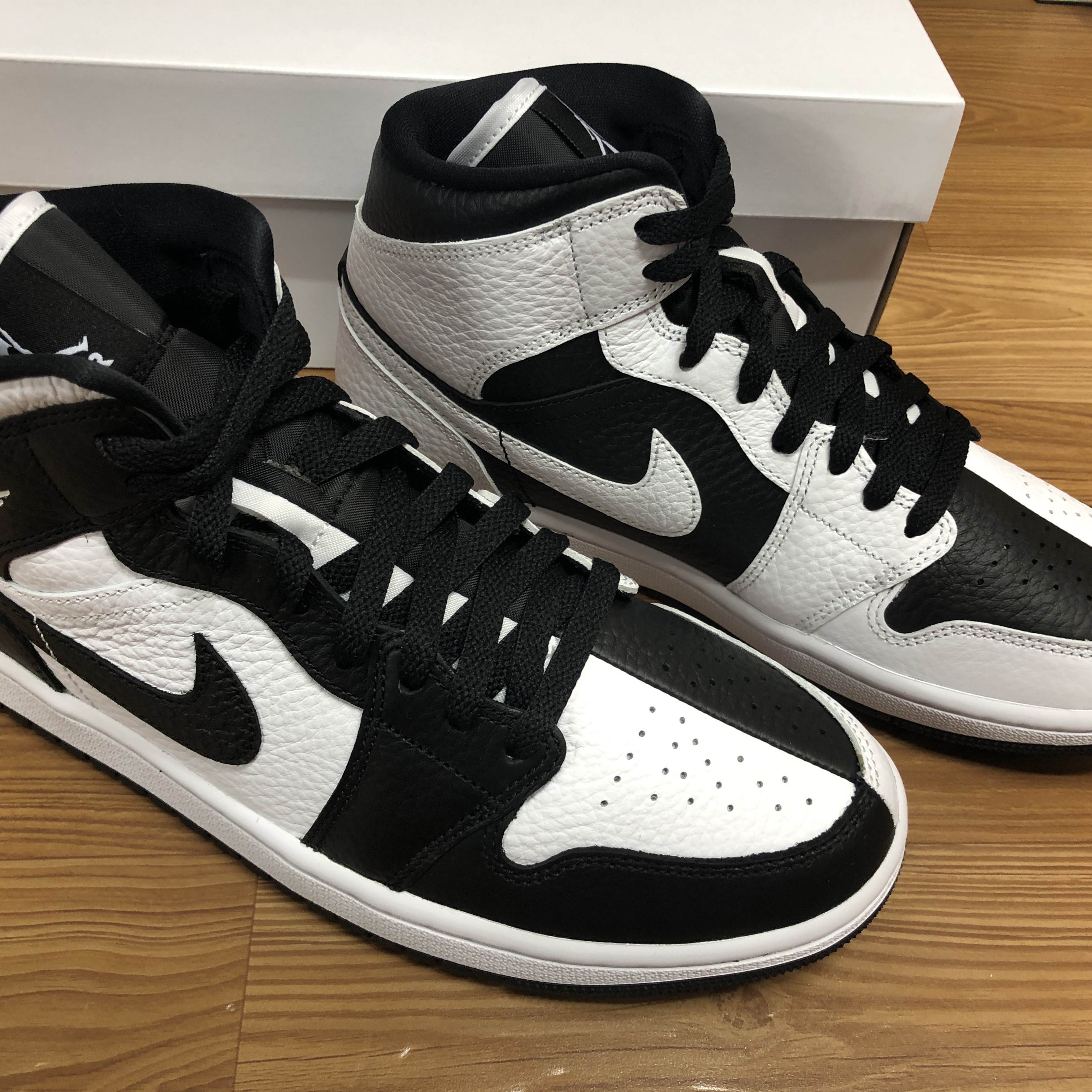 (W) Jordan 1 Mid SE Black White 착용 스타일 - 2