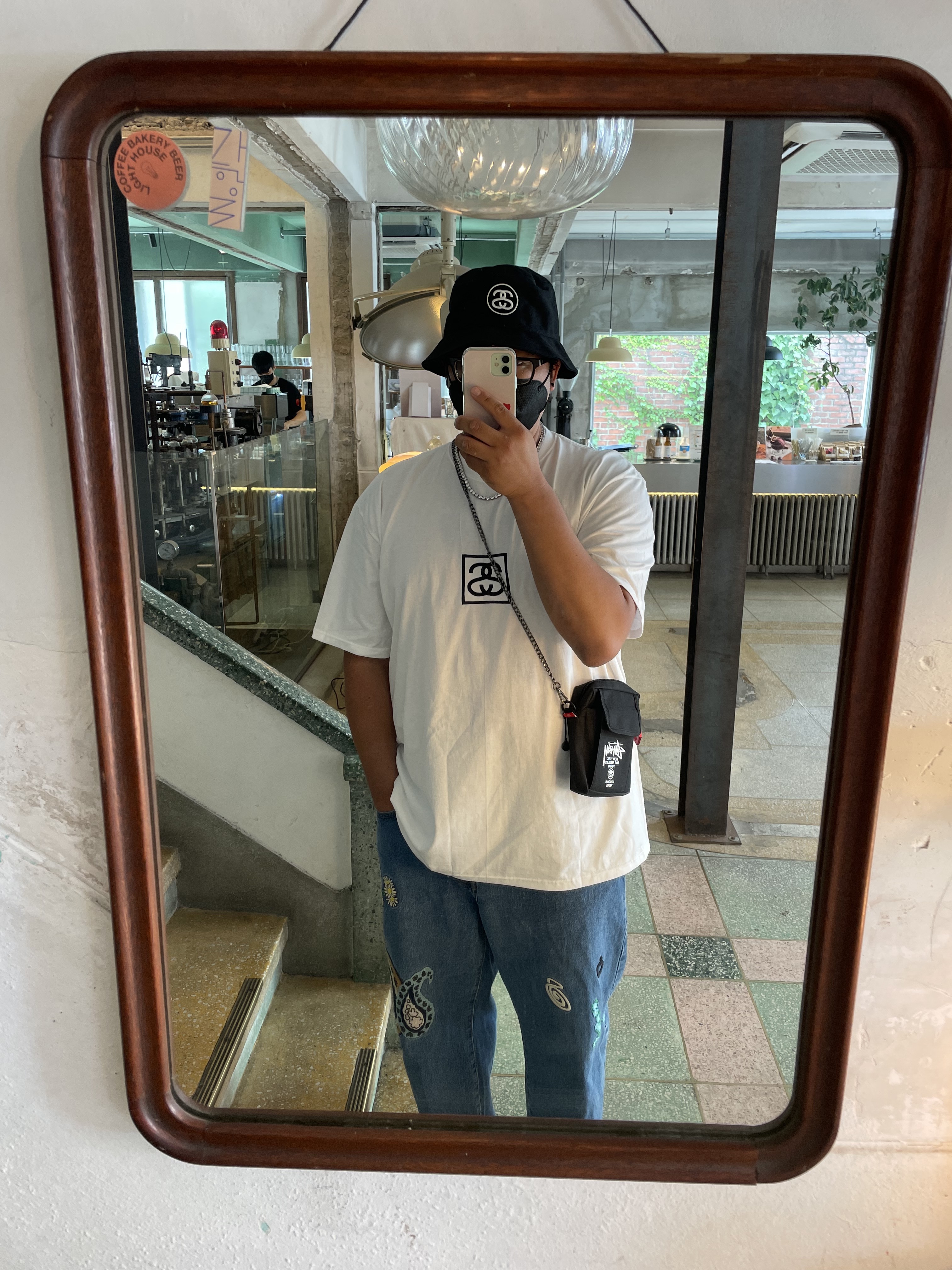 Oofos OOriginal Eggnog & Chalk, Stussy Squared T-Shirt White 착용 스타일 - 2