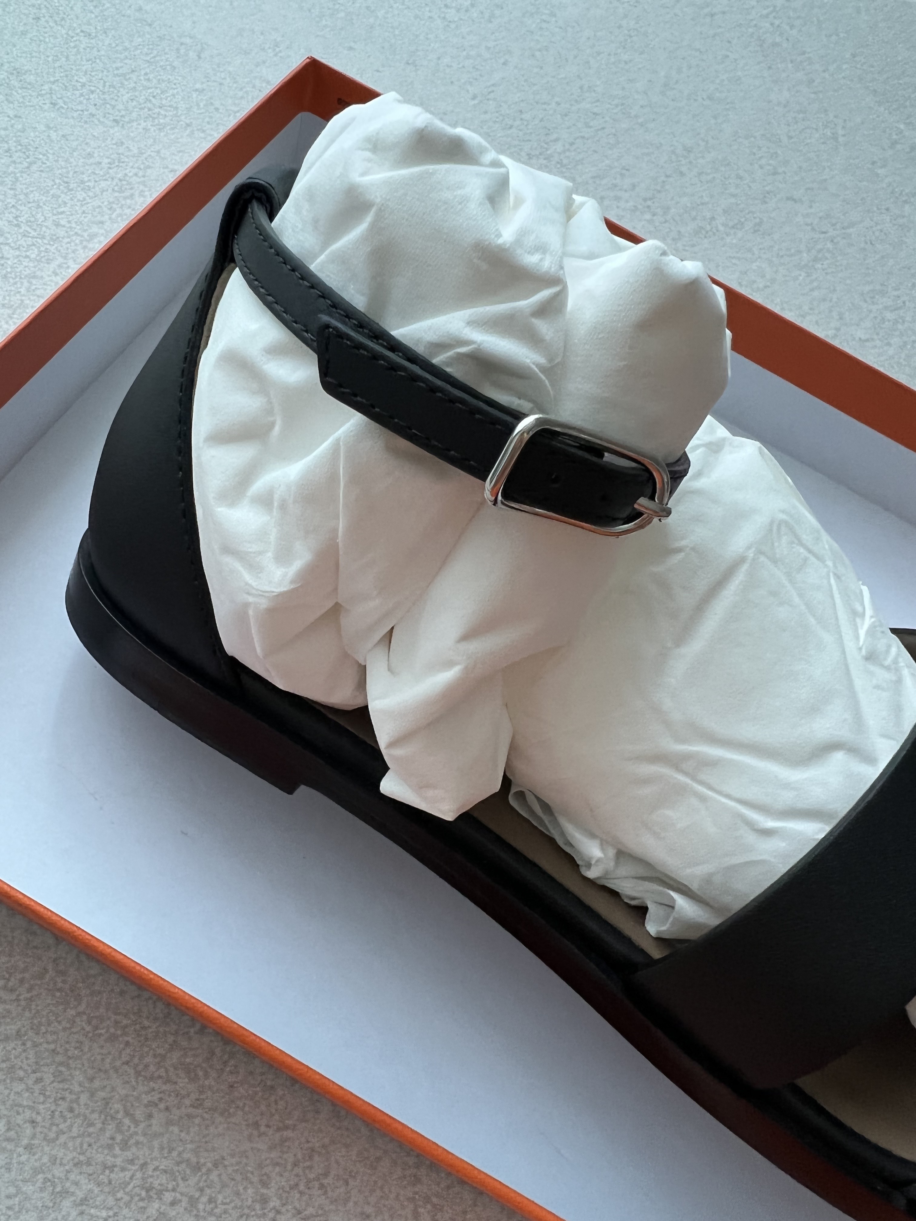 (W) Hermes Santorini Sandal Calfskin & Noir 착용 스타일 - 5