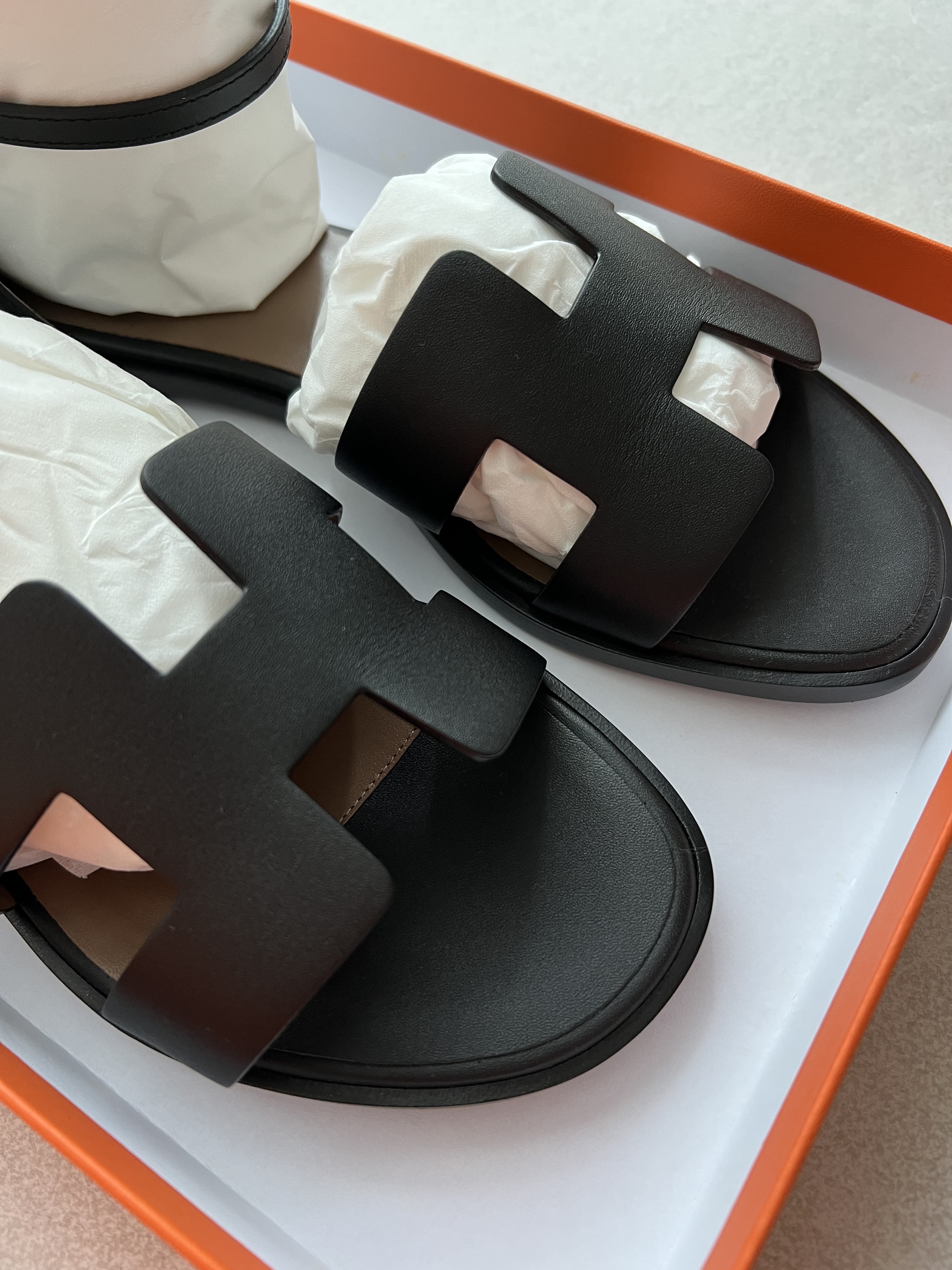 (W) Hermes Santorini Sandal Calfskin & Noir 착용 스타일 - 2