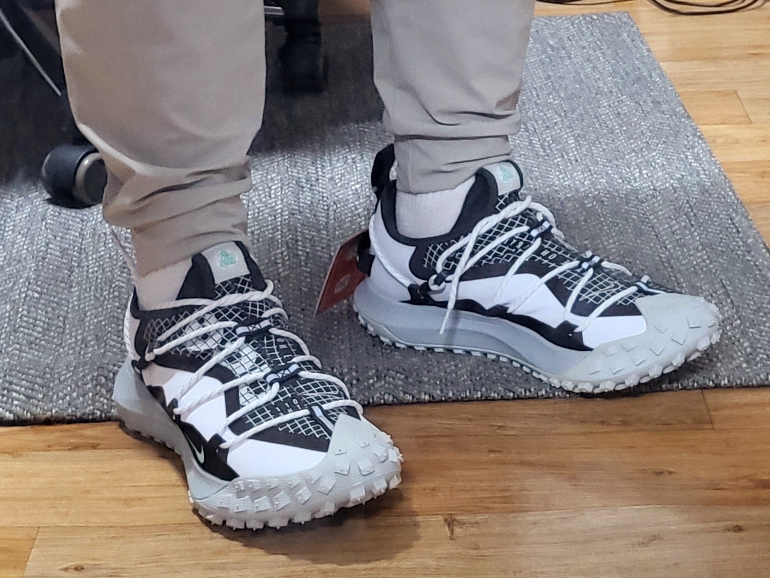 Nike ACG Mountain Fly Low SE White and Black 착용 스타일 - 2