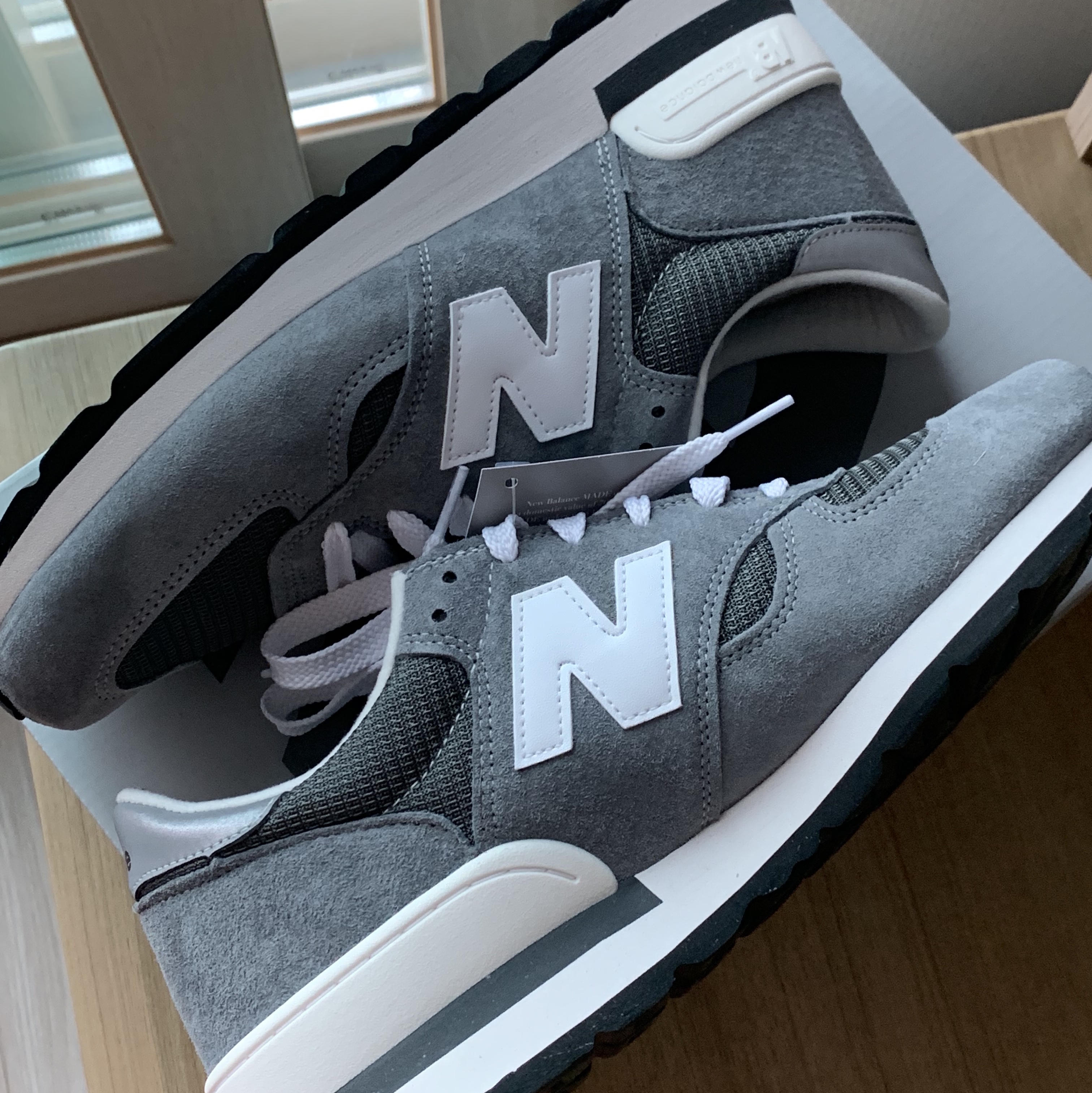 New Balance 990v1 Made in USA Grey White 착용 스타일 - 1