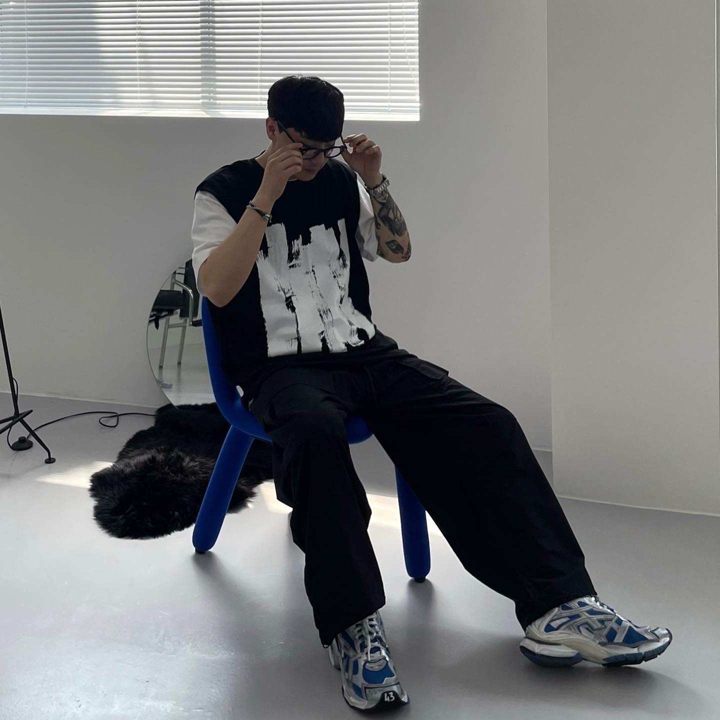 Balenciaga Runner Sneakers Blue White 착용 스타일