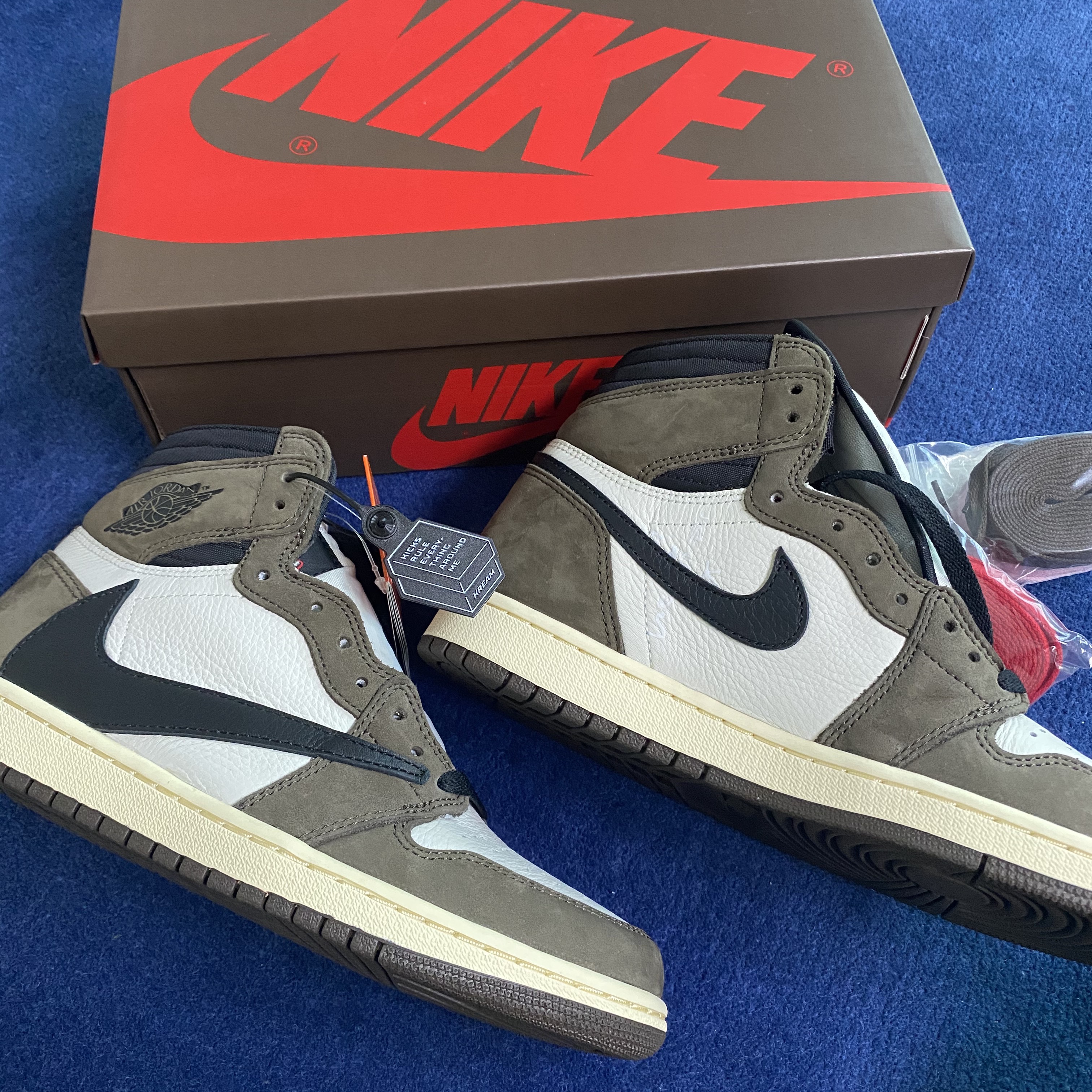 Jordan 1 x Travis Scott Retro High OG SP Mocha 착용 스타일 - 1