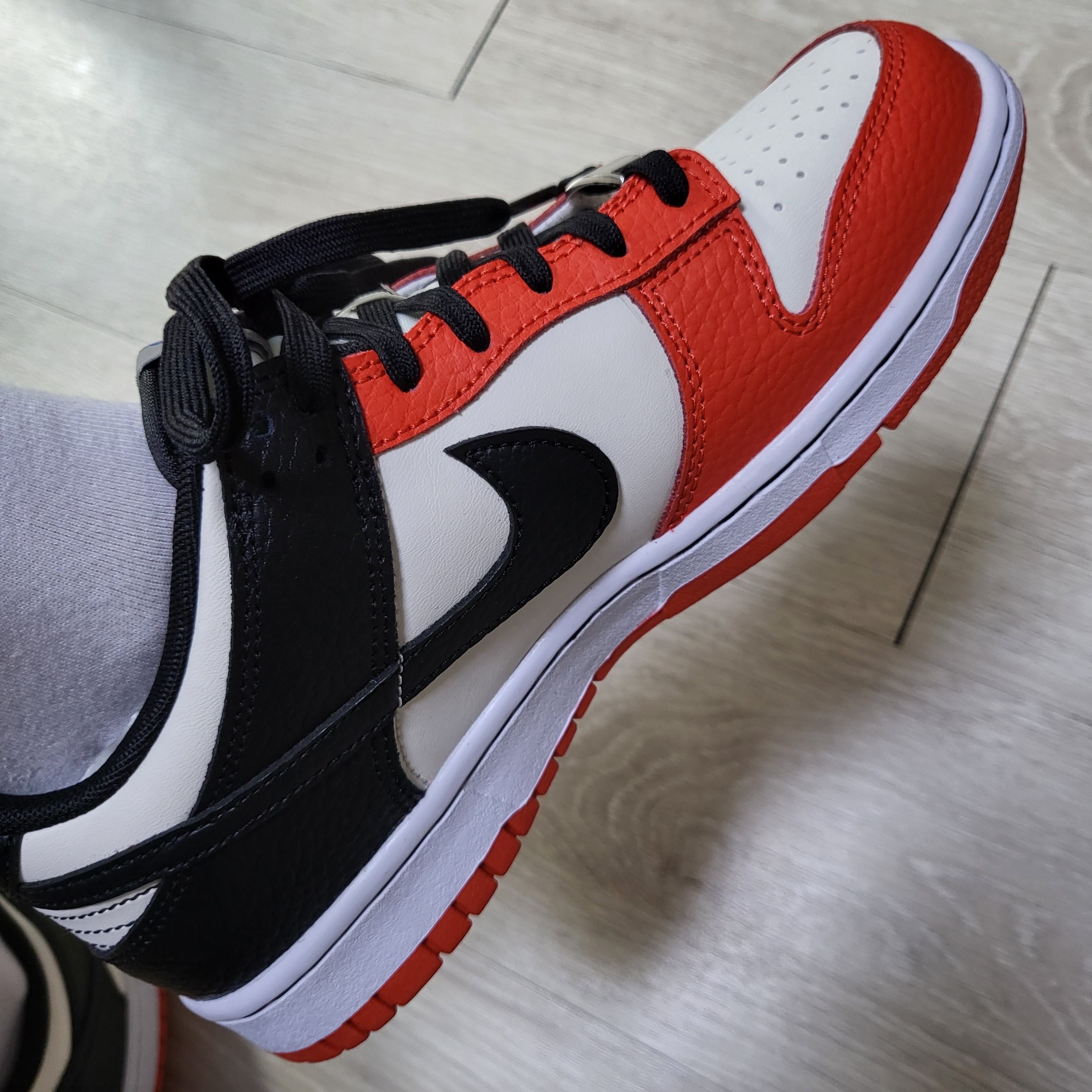(GS) Nike x NBA Dunk Low Black and Chile Red 착용 스타일
