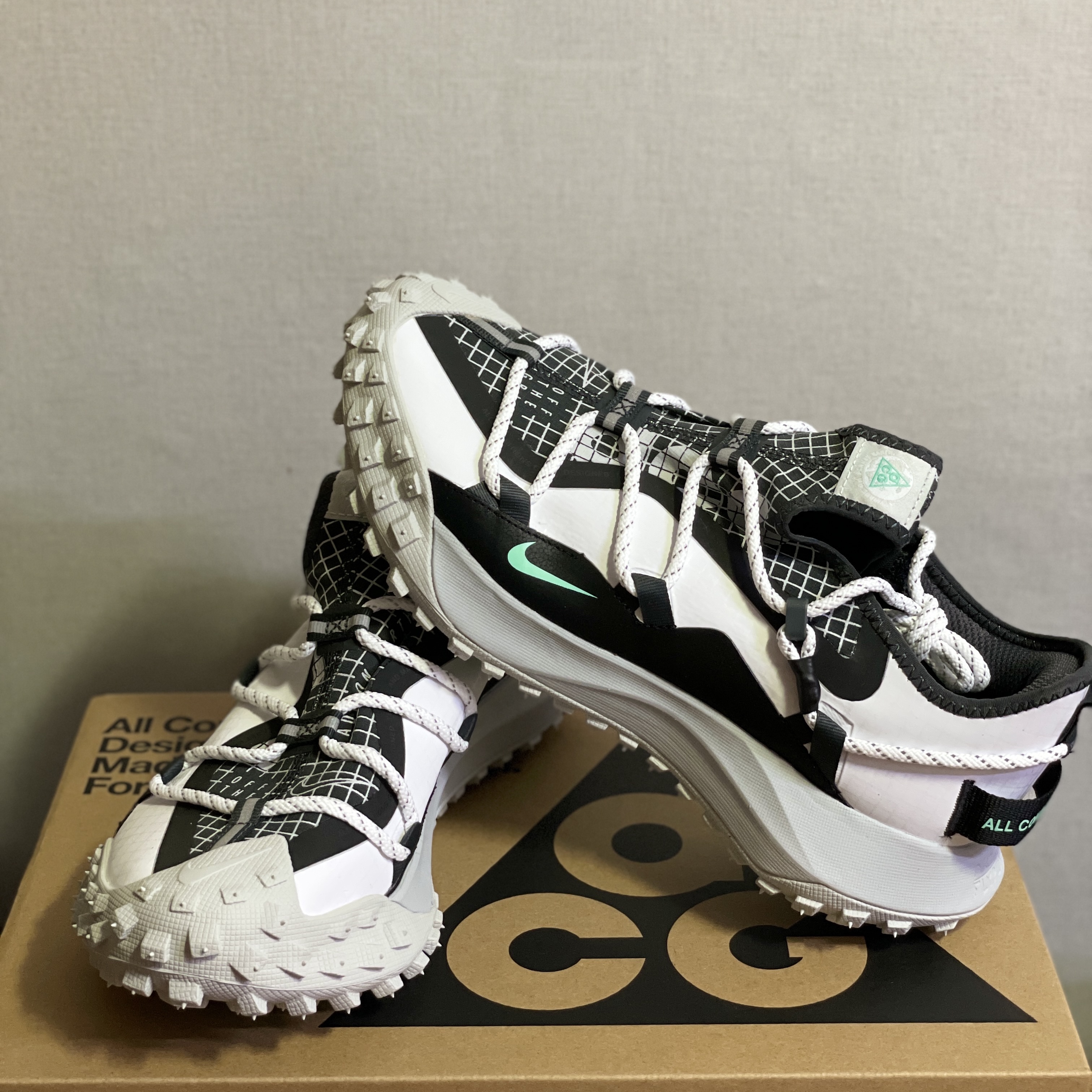 Nike ACG Mountain Fly Low SE White and Black 착용 스타일 - 2