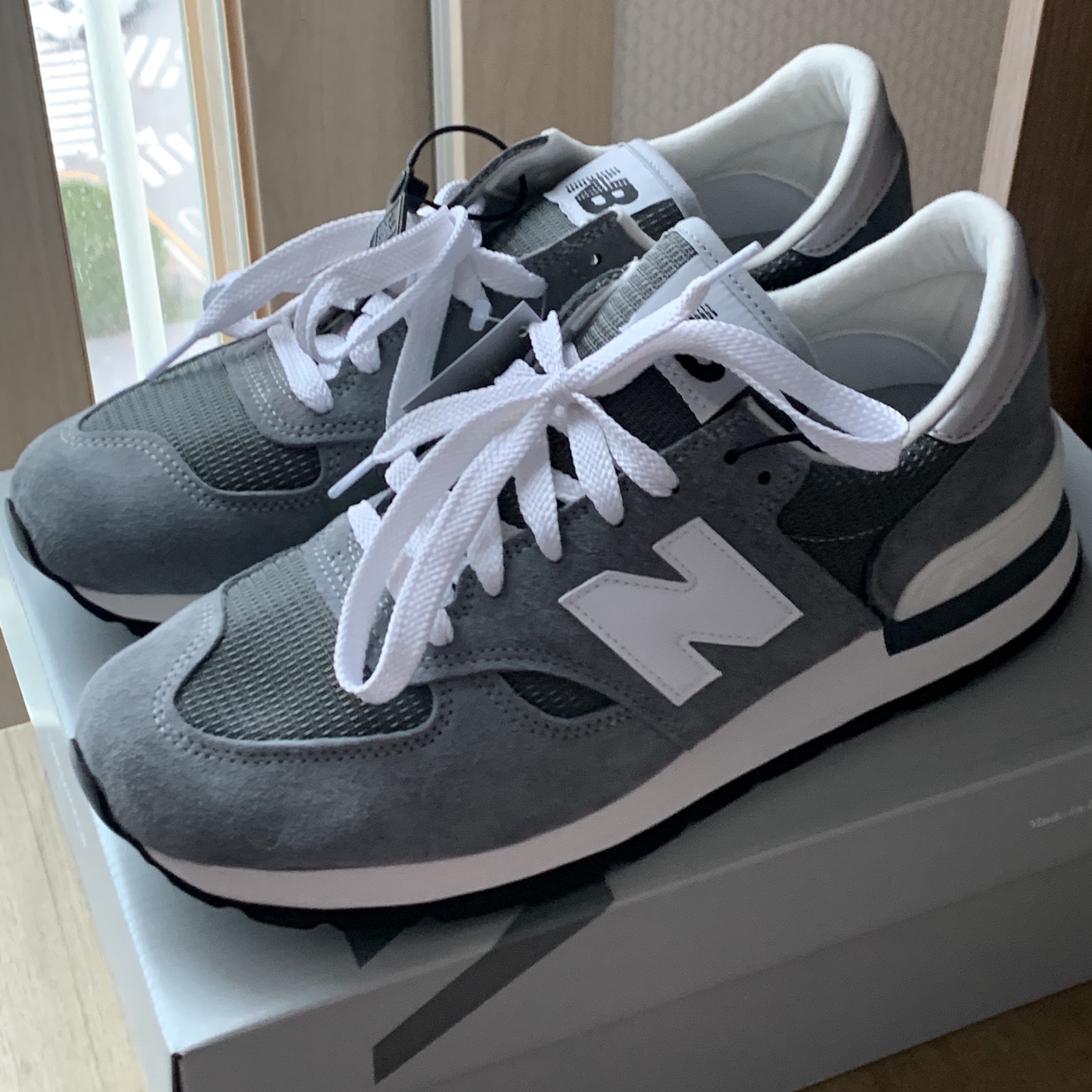 New Balance 990v1 Made in USA Grey White 착용 스타일 - 3