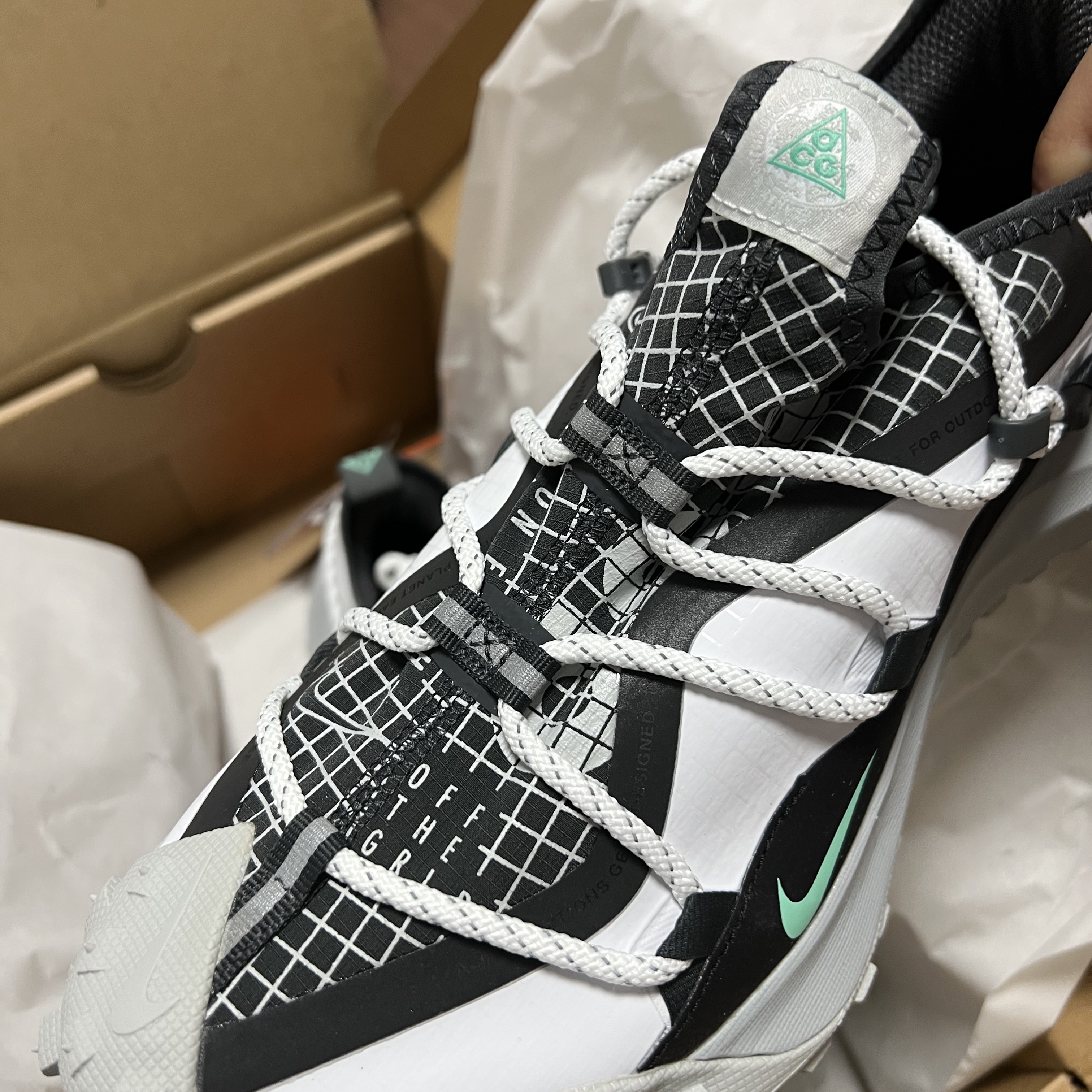 Nike ACG Mountain Fly Low SE White and Black 착용 스타일 - 2