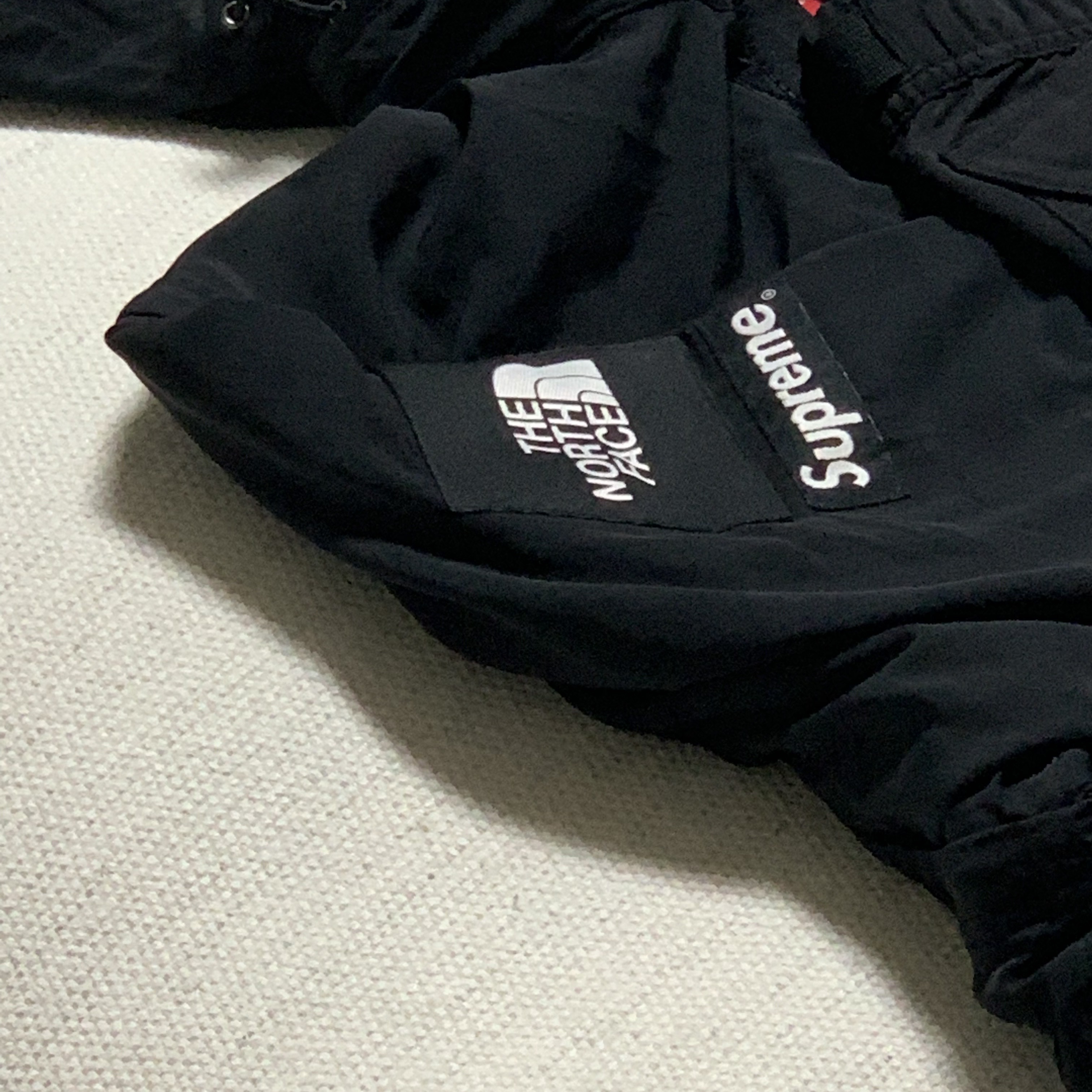 Supreme x The North Face Trekking Convertible Jacket Black - 22SS, Supreme x The North Face Trekking Zip-Off Belted Pants Black - 22SS 착용 스타일 - 2