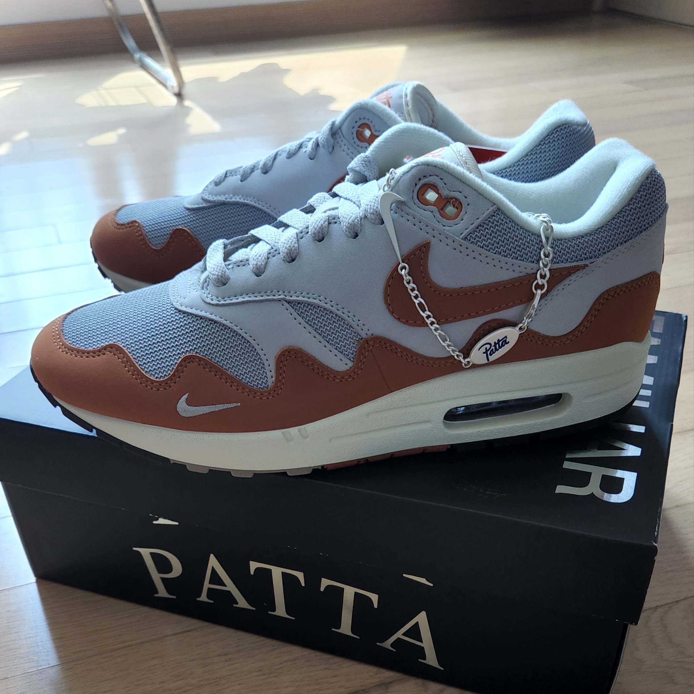 Nike x Patta Air Max 1 Monarch 착용 스타일