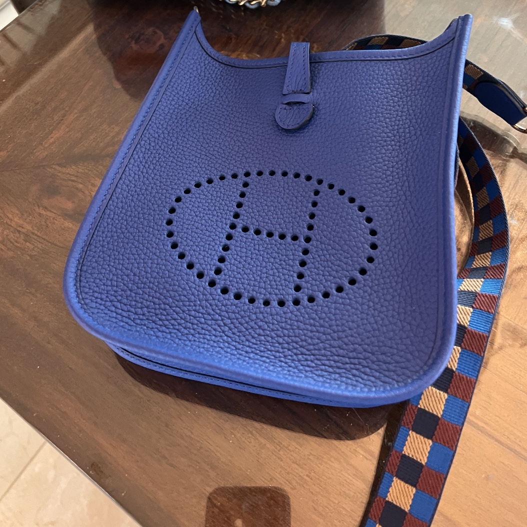 Hermes Evelyne 16 Amazone Bag Maurice & Palladium Bleu Saphir Noir 착용 스타일