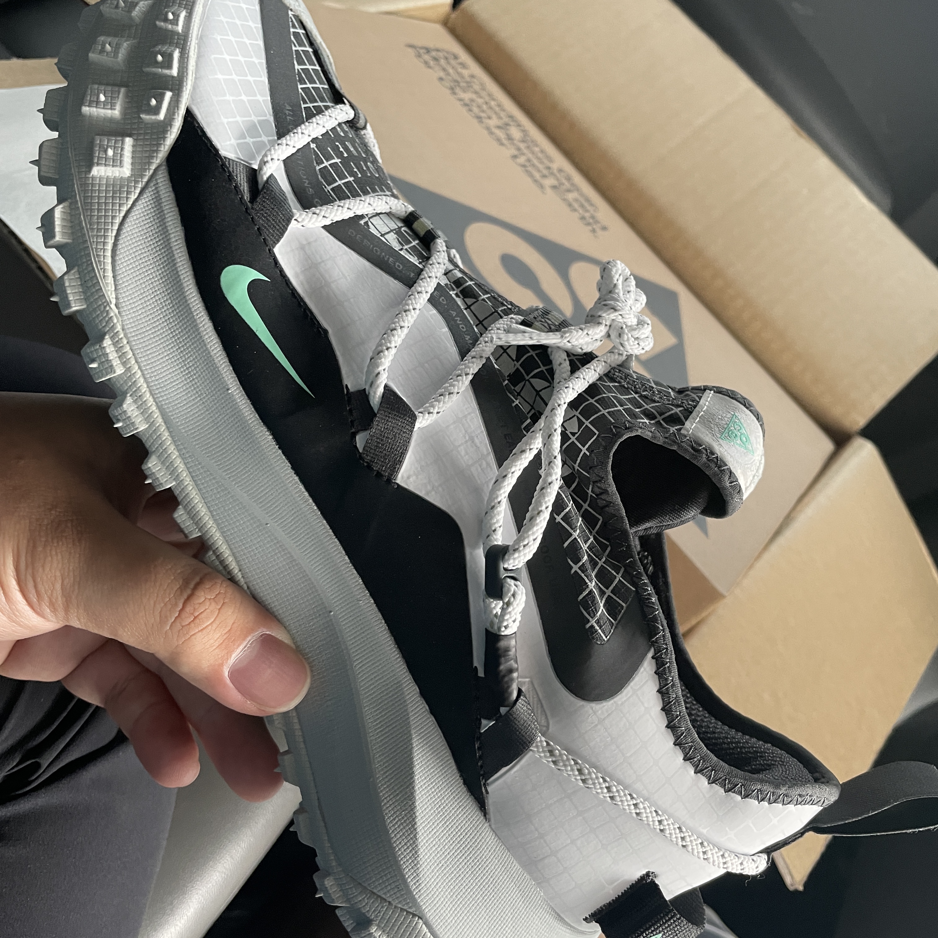 Nike ACG Mountain Fly Low SE White and Black 착용 스타일