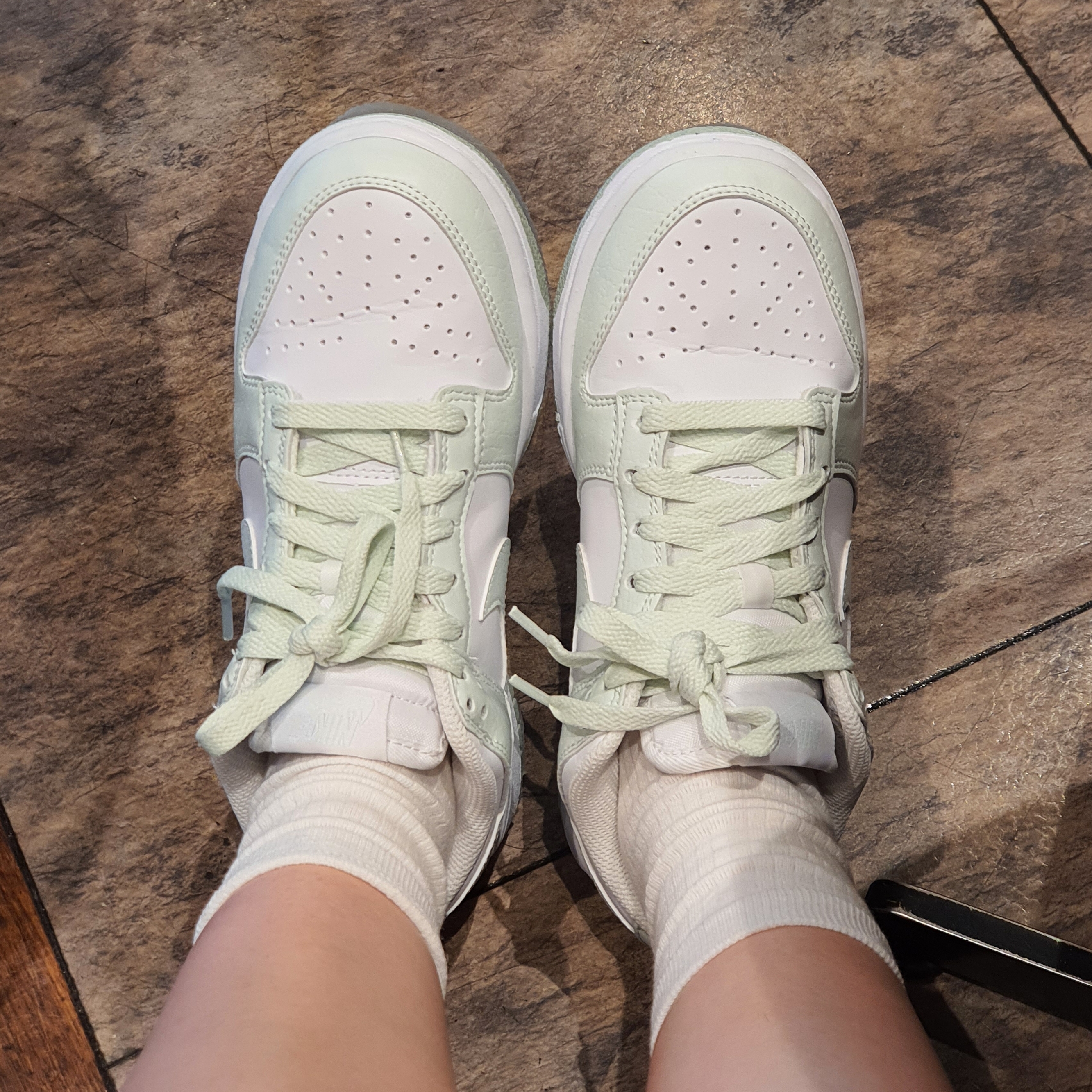 (W) Nike Dunk Low Next Nature Barely Green and White 착용 스타일 - 2