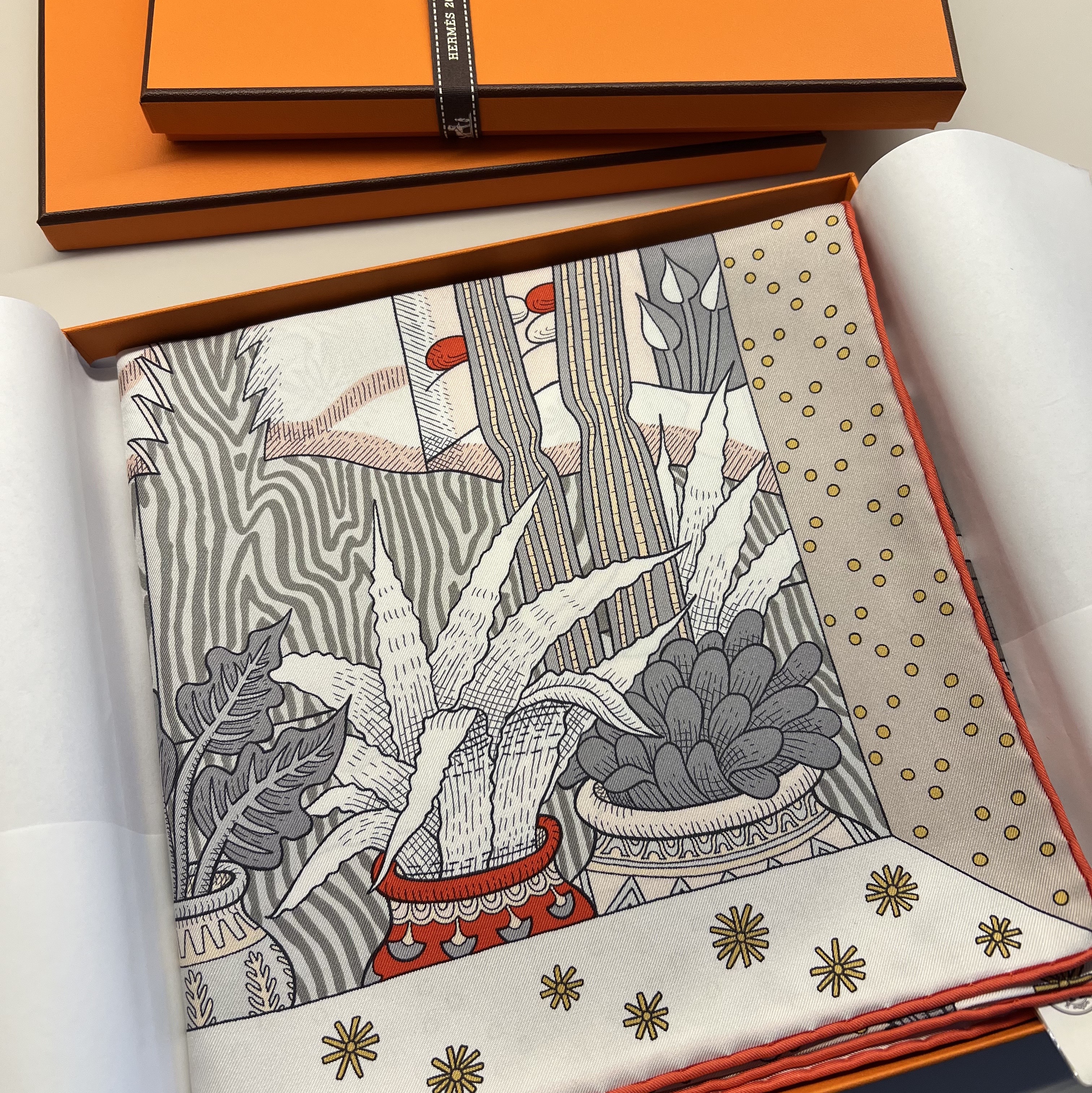 (W) Hermes Le Premier Chant Scarf 90 Blanc Gris Grenadine 착용 스타일