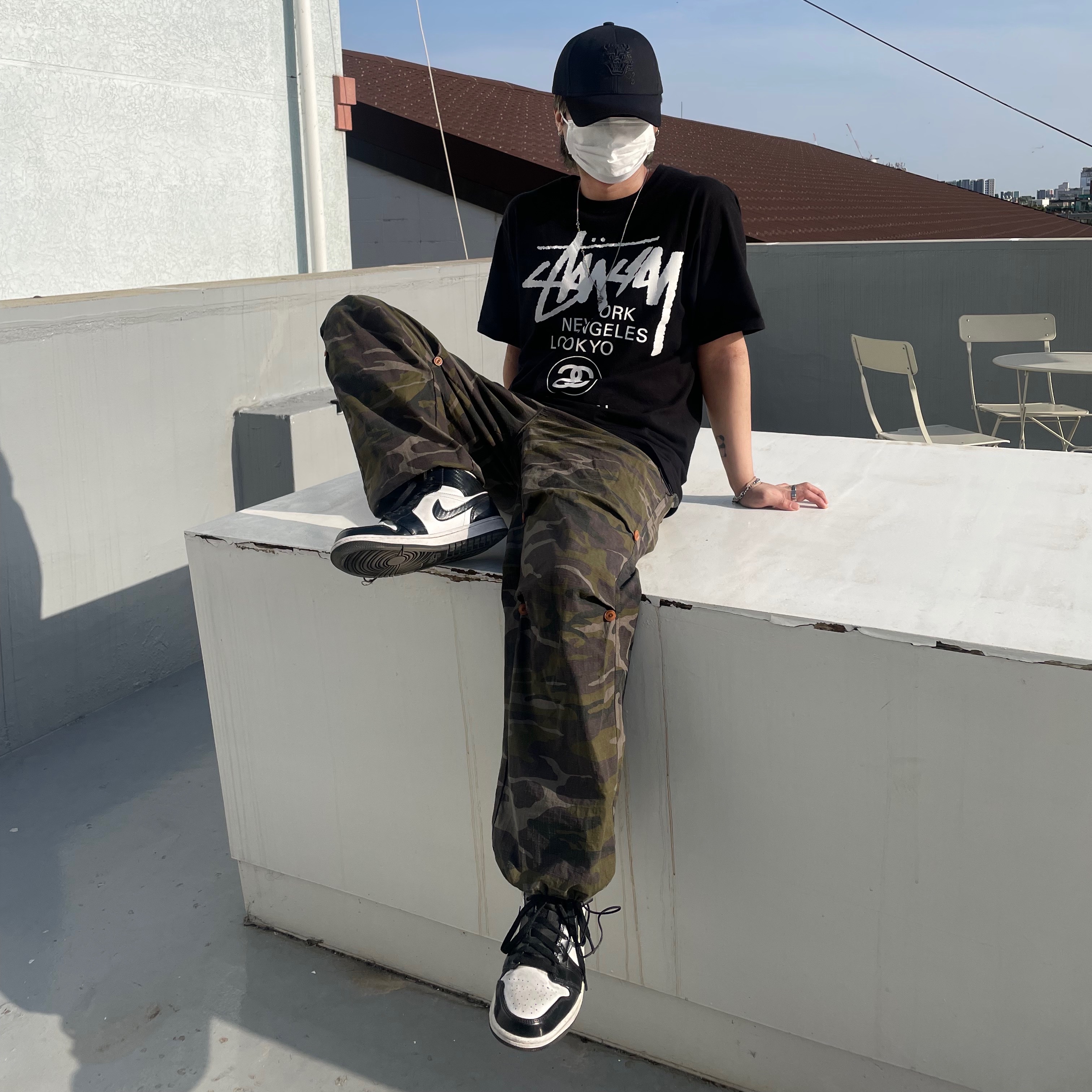 Jordan 1 Mid SE ASW Black, Stussy World Tour T-Shirt Black 착용 스타일 - 1