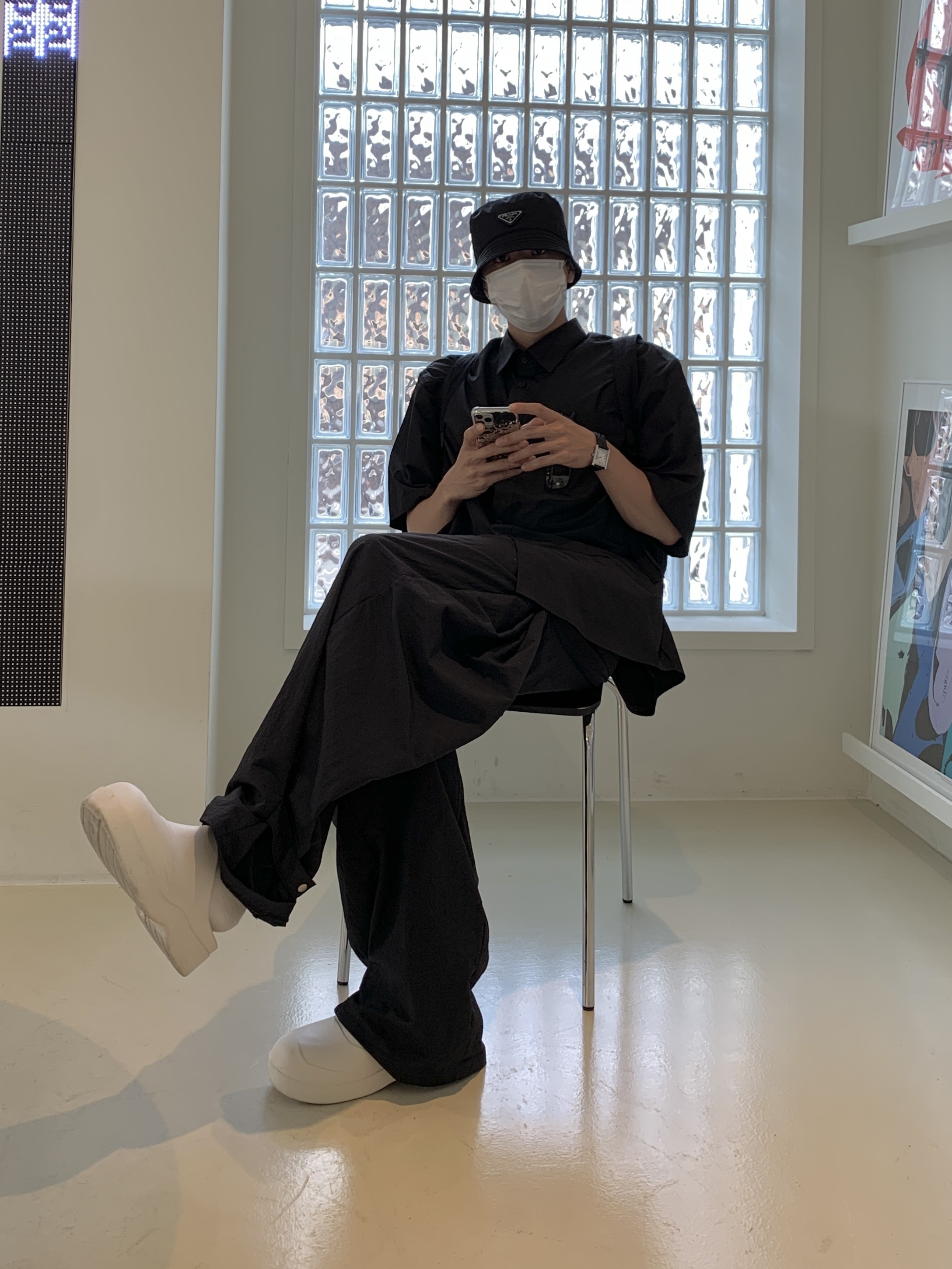 Prada Re-Nylon Bucket Hat Black, Cartier Tank Must Watch Extra Large Automatic Steel Calfskin Black 착용 스타일 - 2