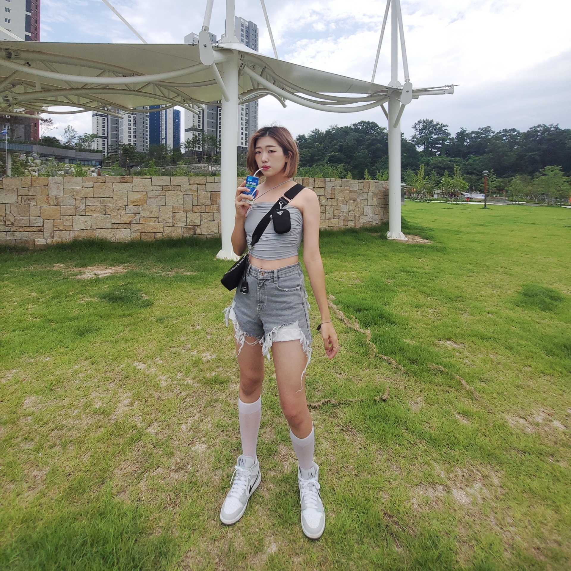 (W) Jordan 1 Mid Grey Fog, Prada Re-Edition 2005 Re-Nylon Shoulder Bag Black 착용 스타일 - 1